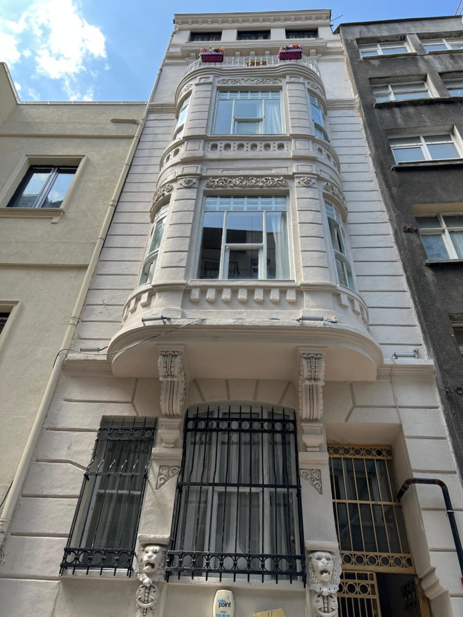 Hotel Golden Door *
