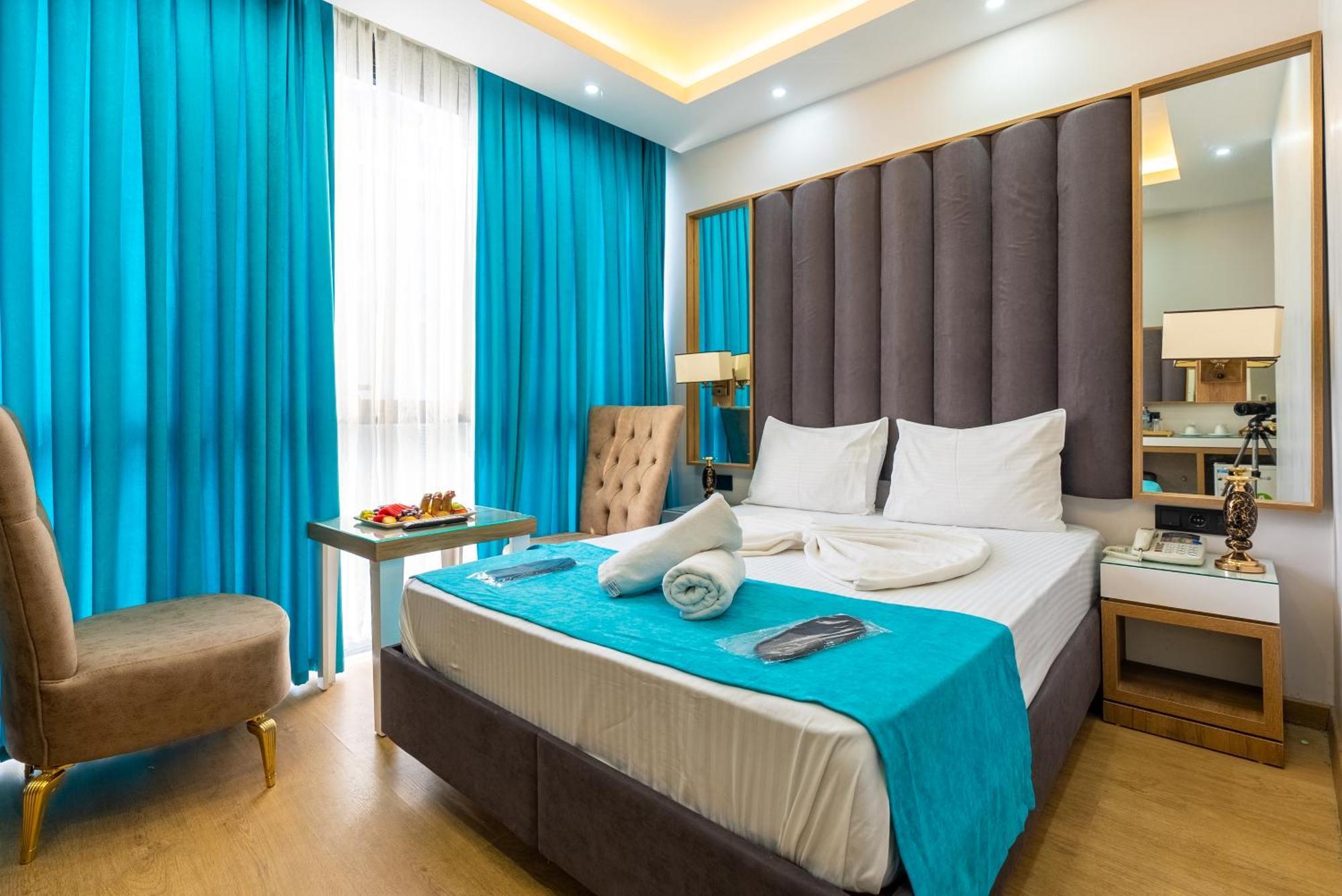 Black Palace Hotel *