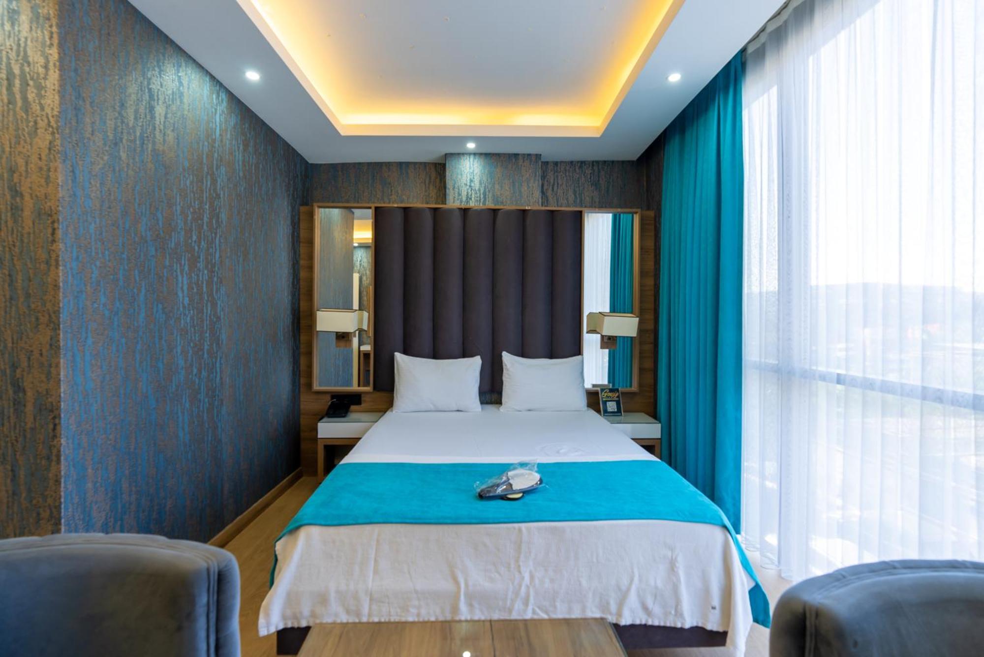 Black Palace Hotel *