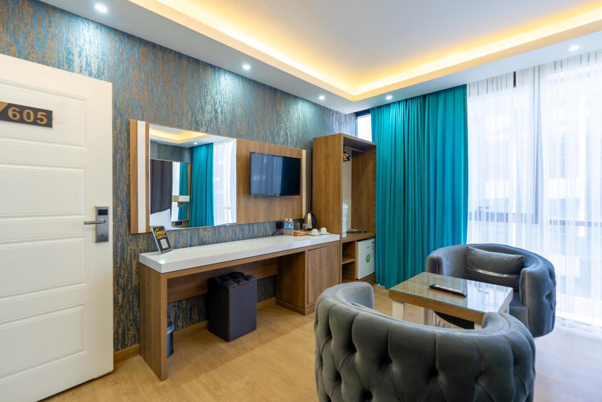 Black Palace Hotel *