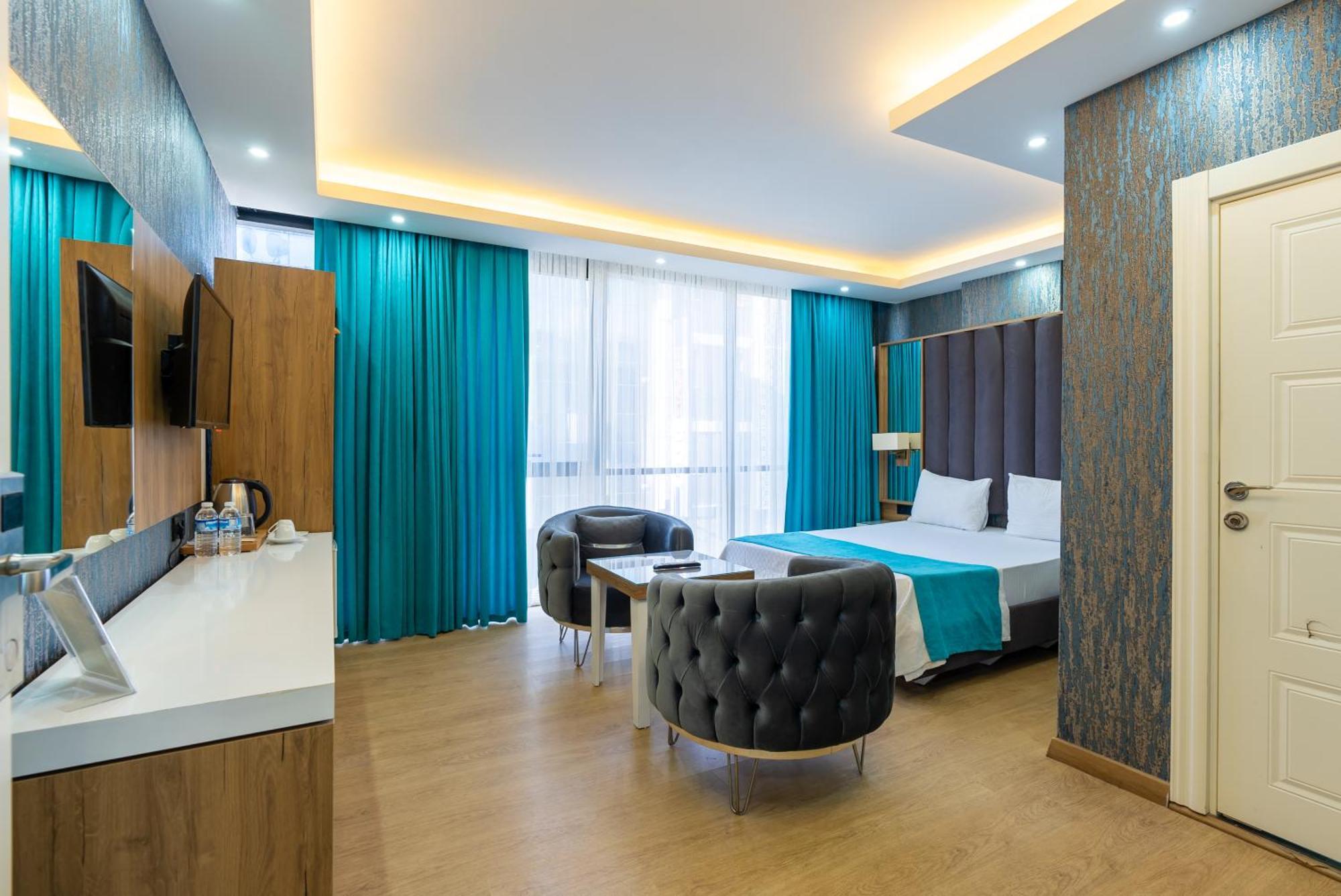 Black Palace Hotel *