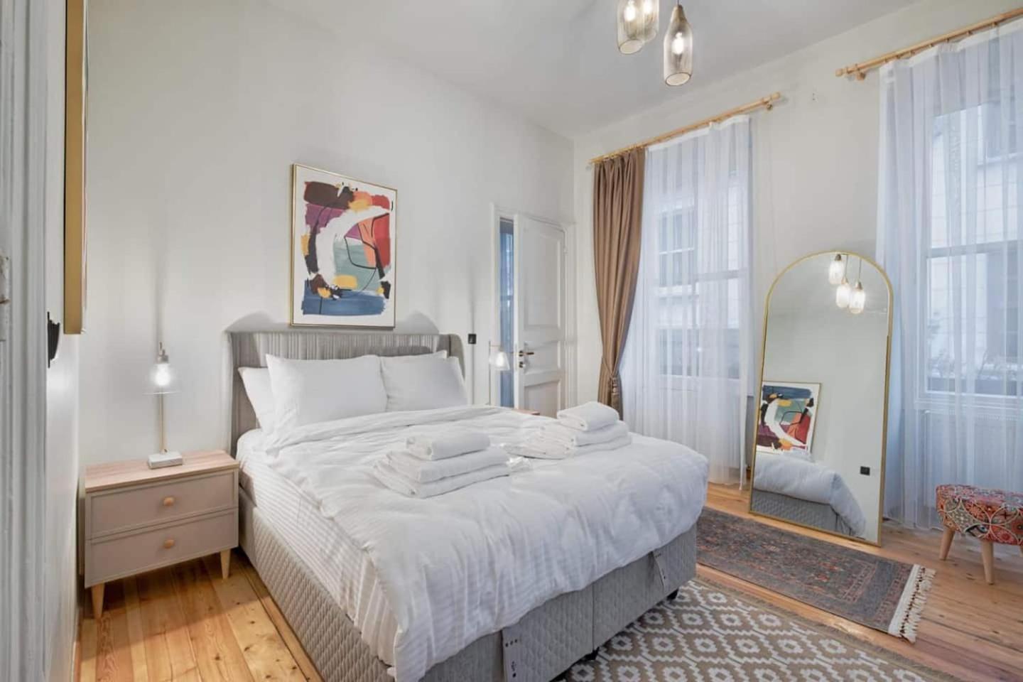 Spacious Rustic 2 Bedroom Few Steps From Galata Tower Apartment