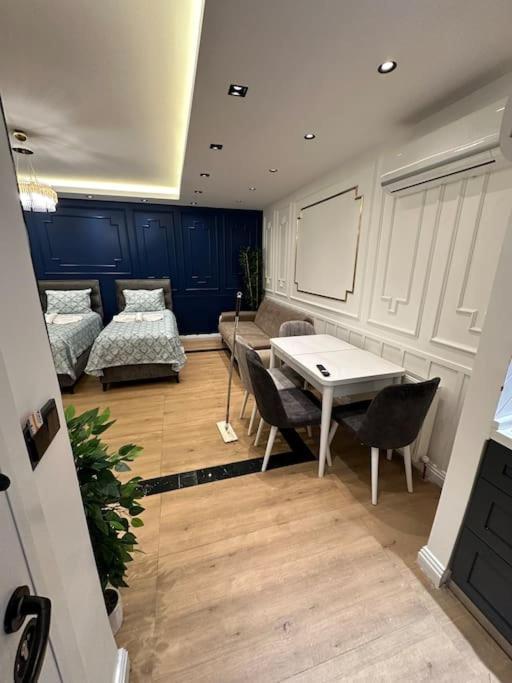 The Cozy, Below Street Floor Apartment *