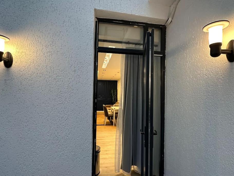 The Cozy, Below Street Floor Apartment *