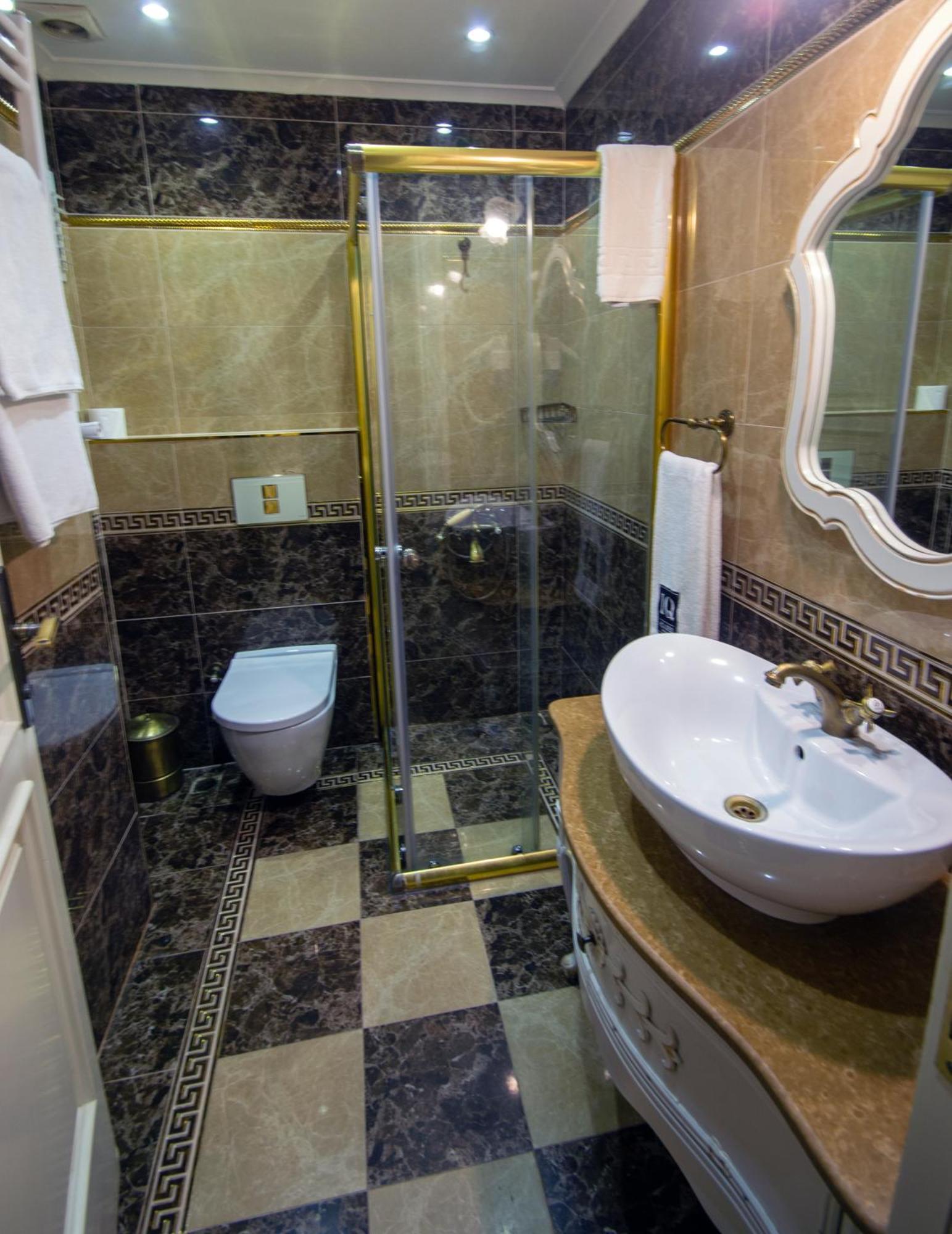 Iq Aparthotel 3*
