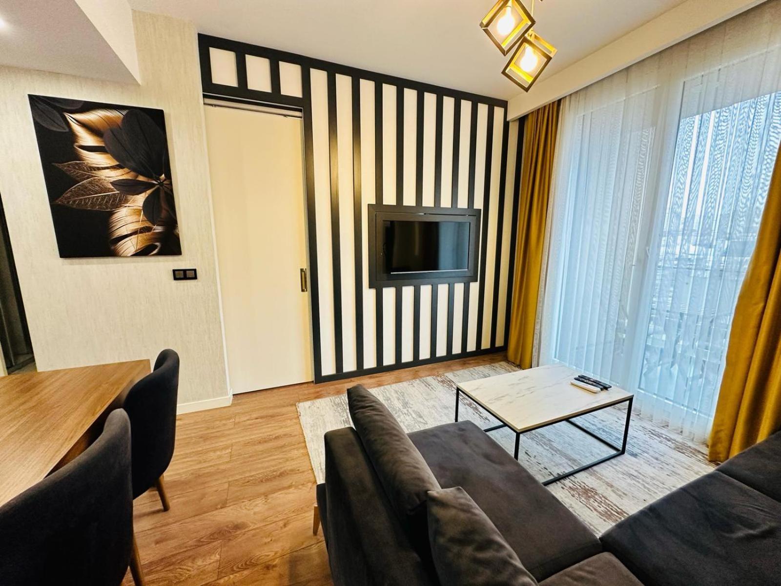 Lux Next To Outlet In High Floor 26 *