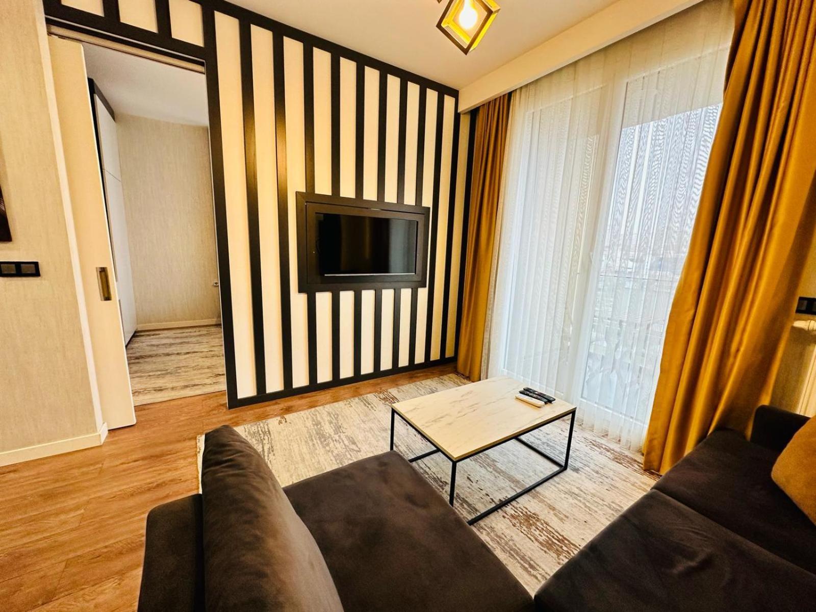 Lux Next To Outlet In High Floor 26 *