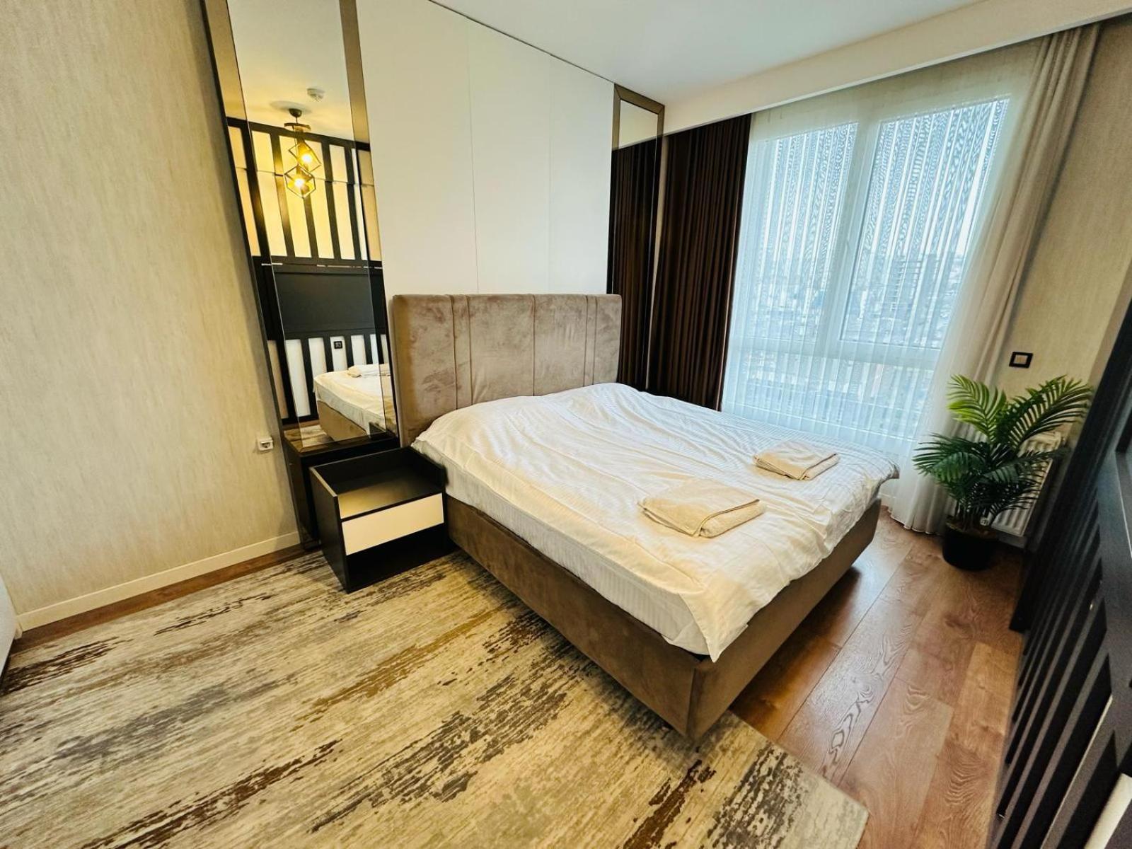 Lux Next To Outlet In High Floor 26