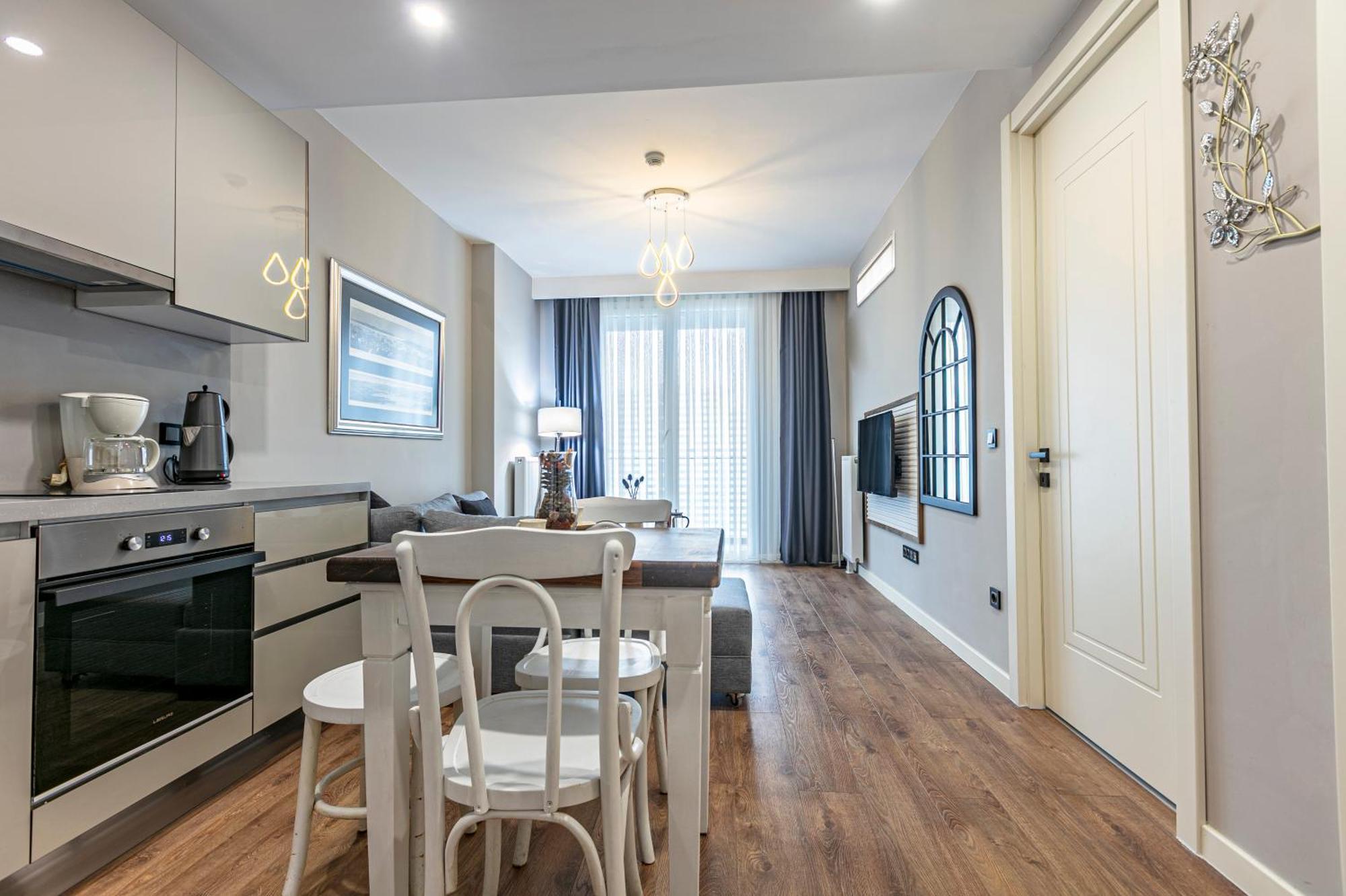 Lux Next To Outlet In High Floor 26