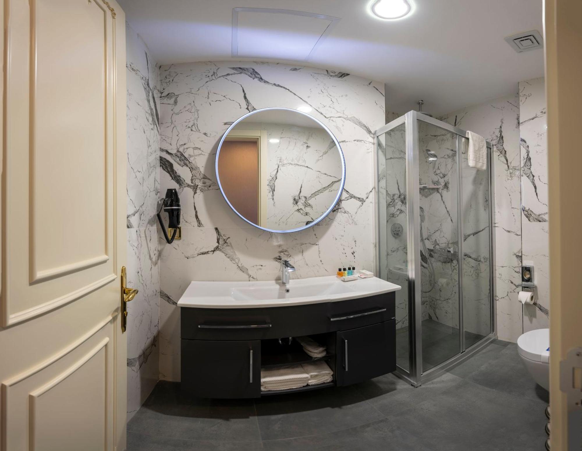 Moonlight Elegance Boutique Hotel 4*