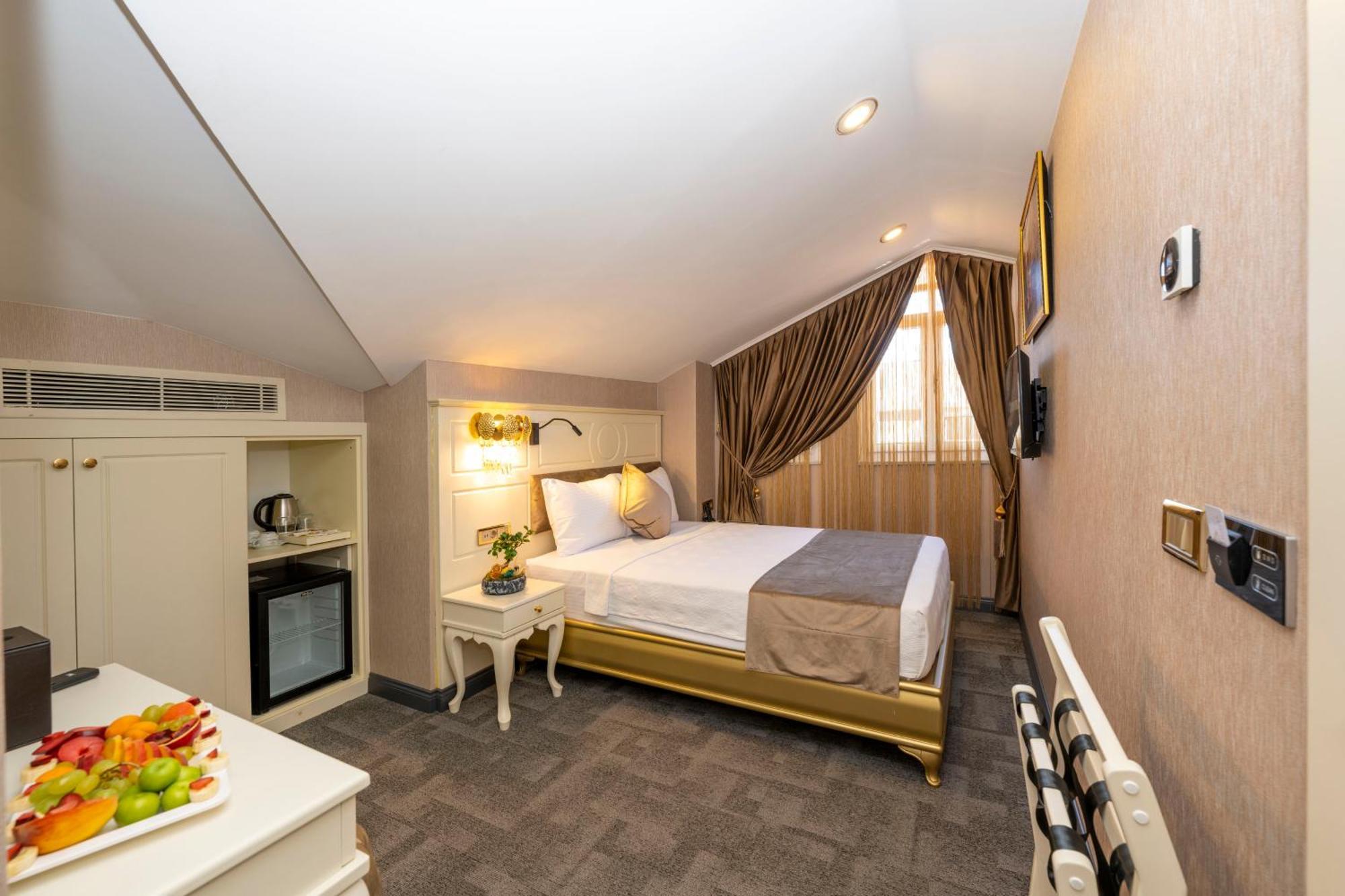 Moonlight Elegance Boutique Hotel 4*