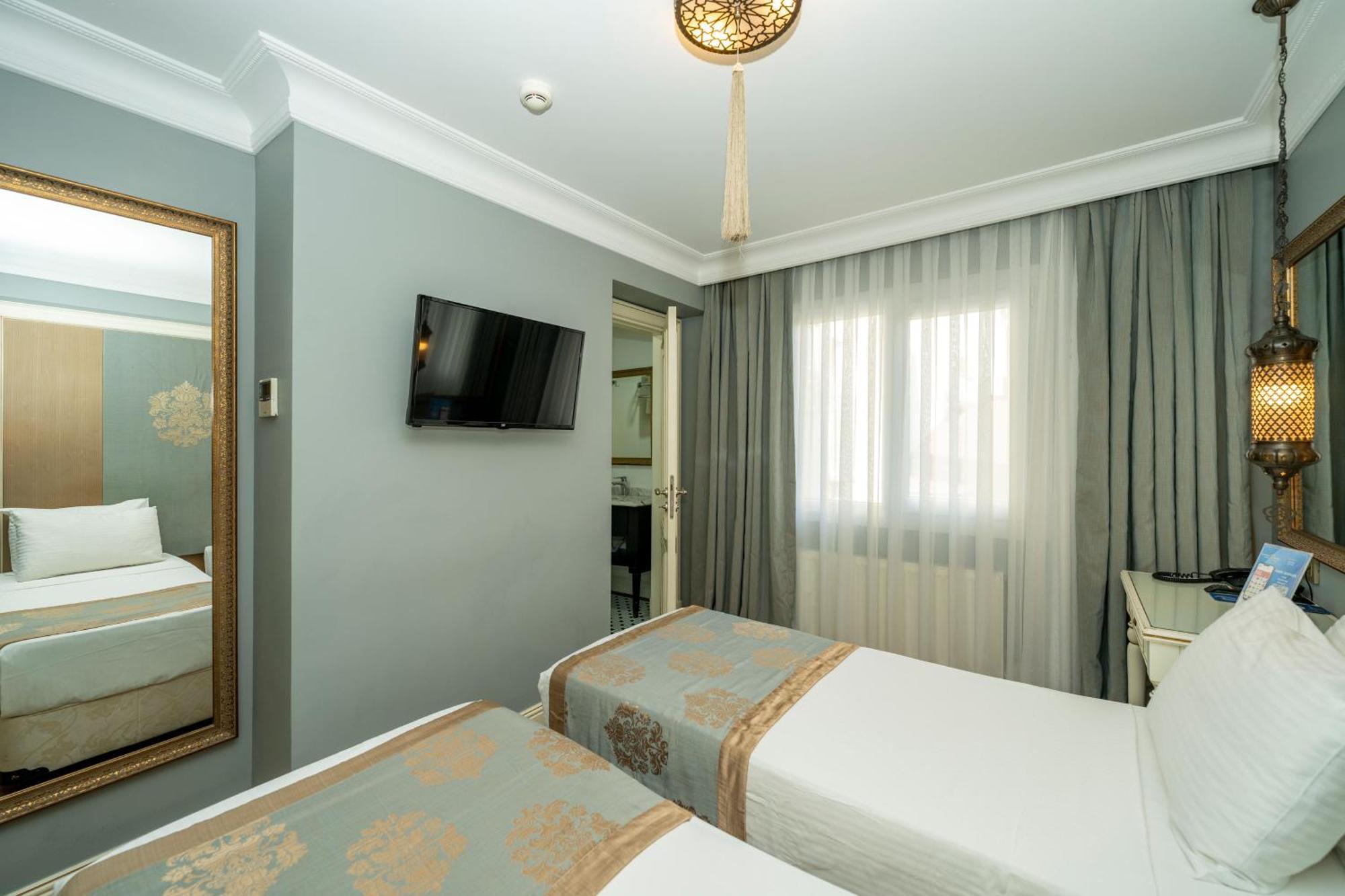Raymond Blue Hotel 3*