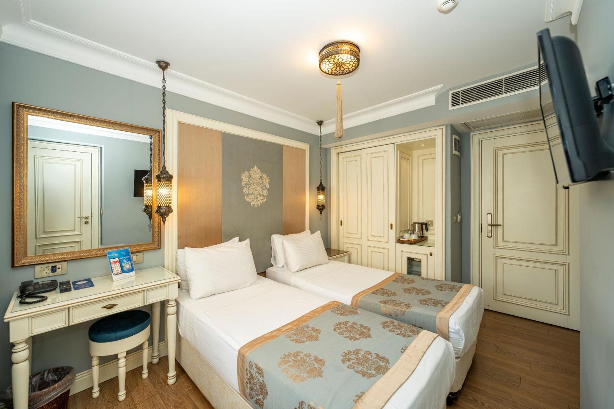 Raymond Blue Hotel 3*