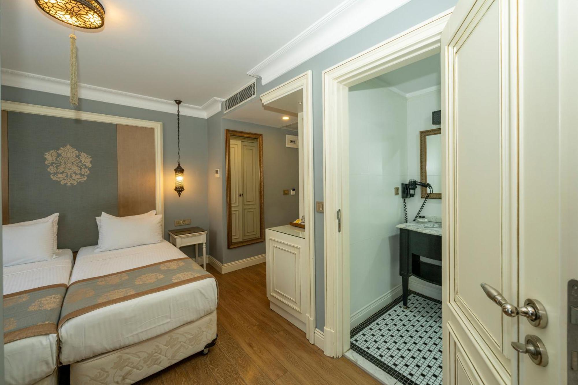 Hotel Raymond Blue