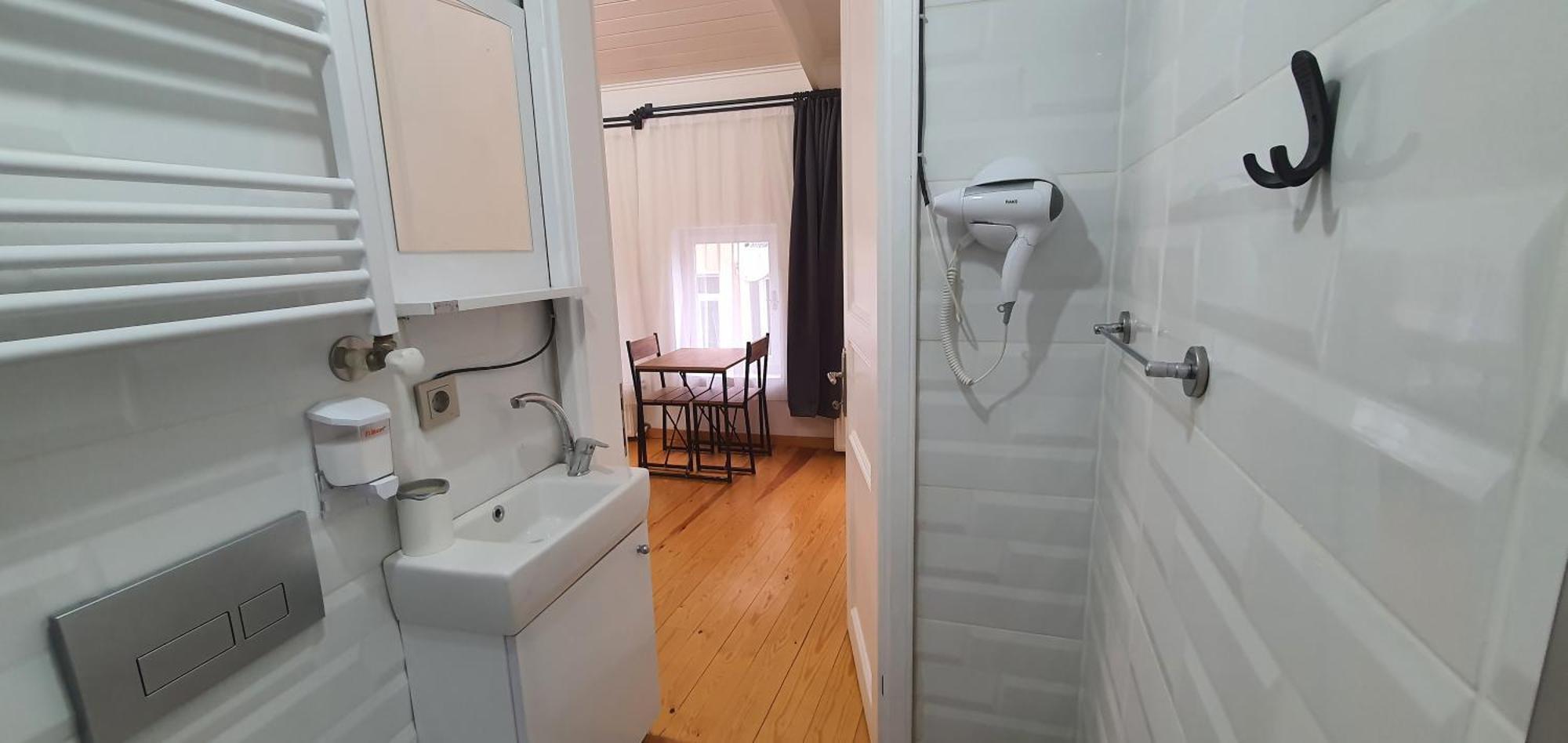 Modern - Affordable - Spacious At Center Apartment *