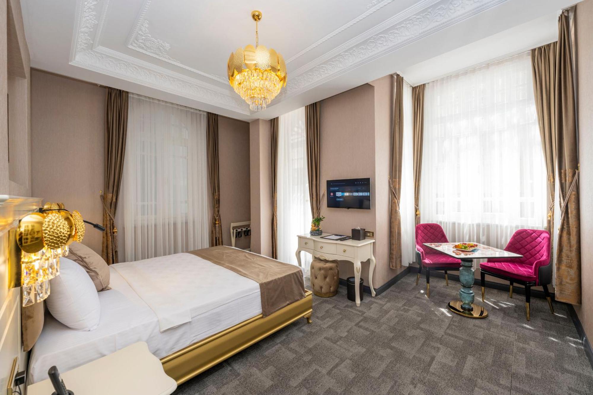 Moonlight Elegance Boutique Hotel 4*