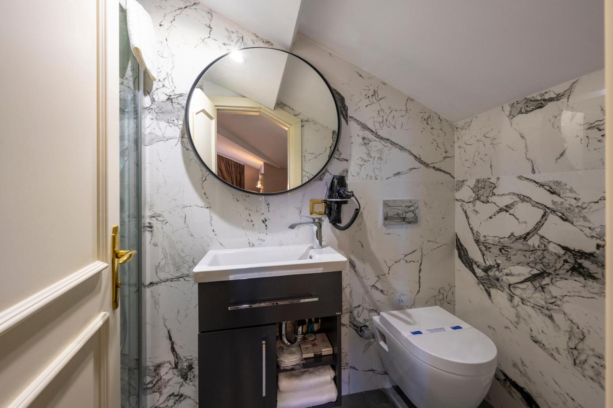 Moonlight Elegance Boutique Hotel 4*