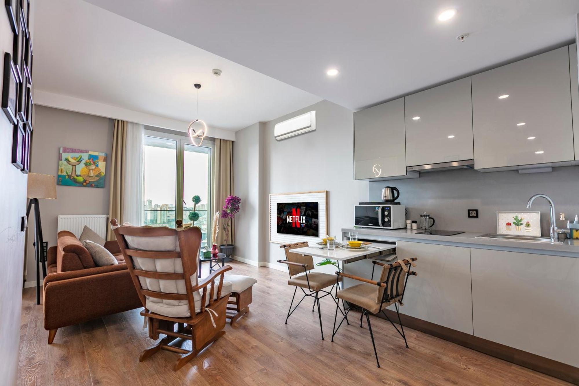 Lux Next To Outlet In High Floor 26 *