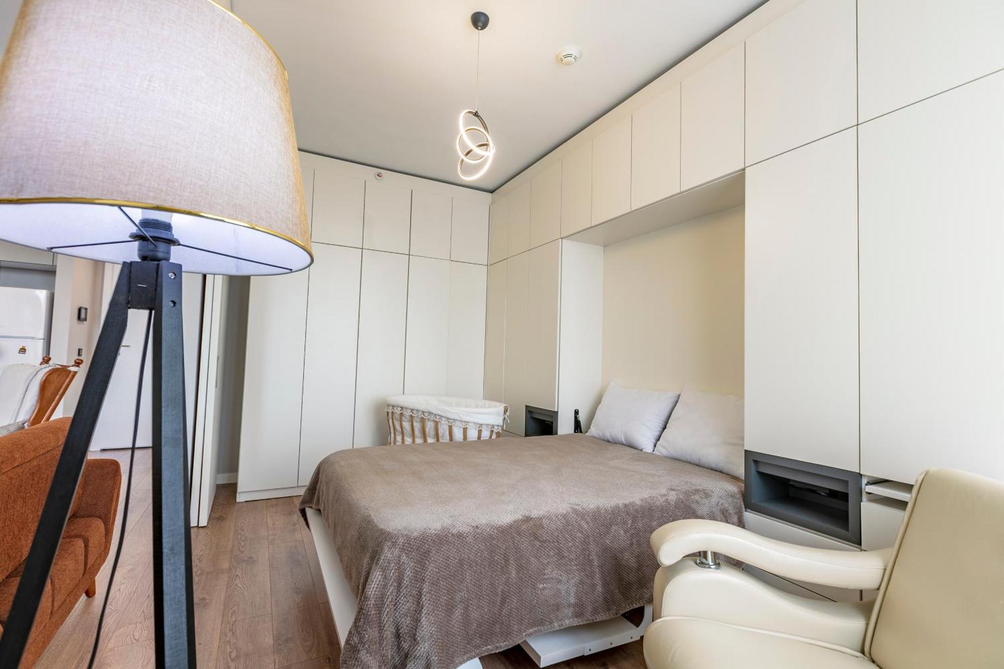 Lux Next To Outlet In High Floor 26