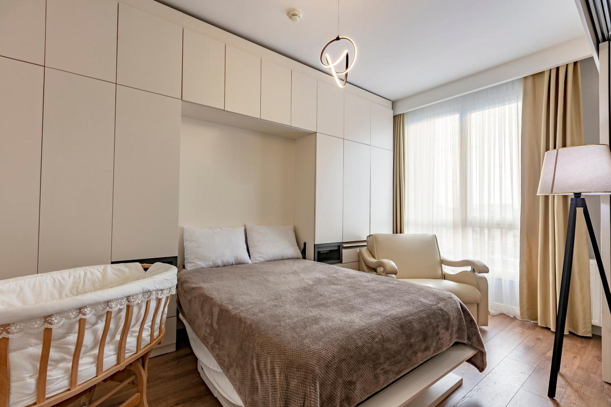 Lux Next To Outlet In High Floor 26 *