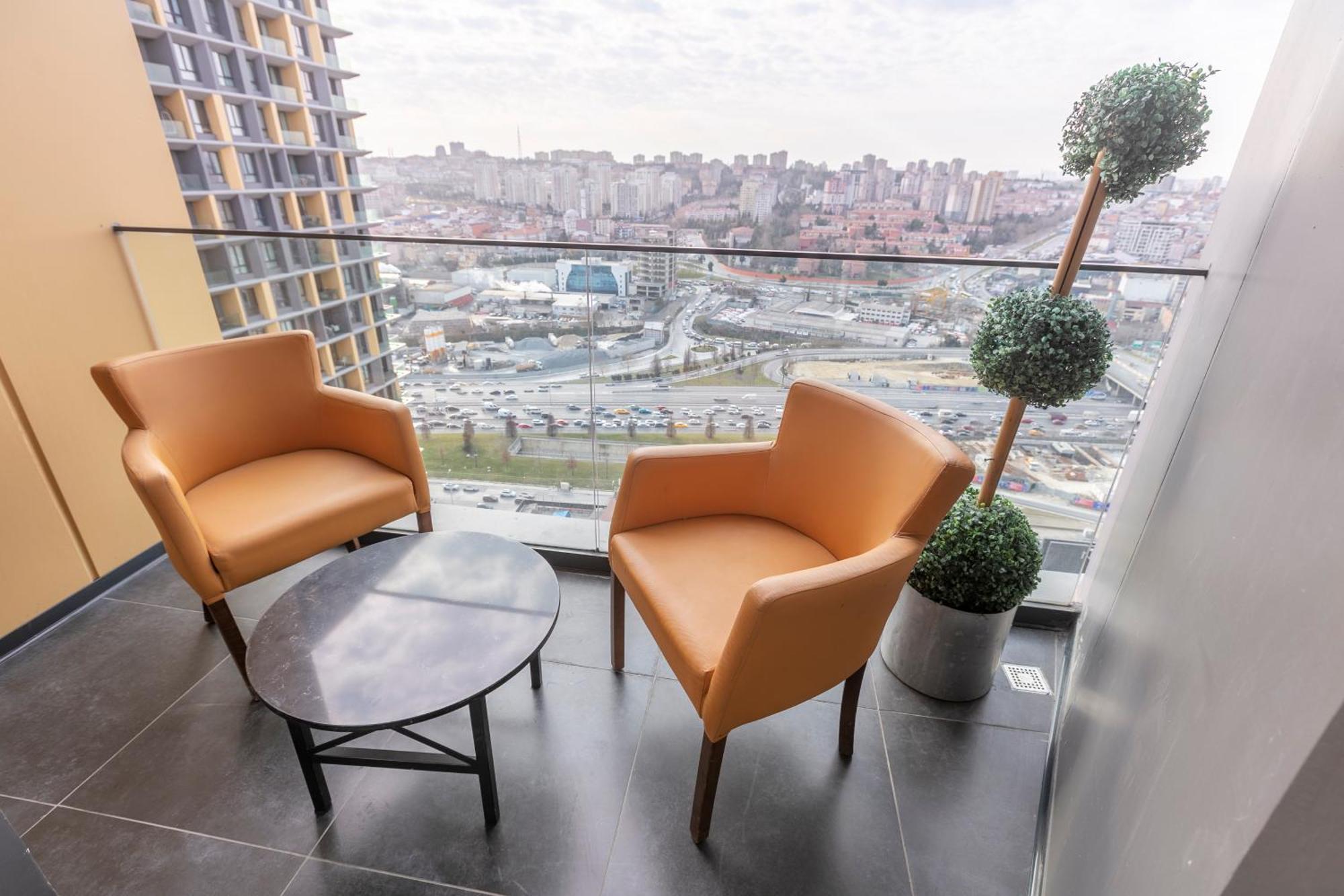 Lux Next To Outlet In High Floor 26