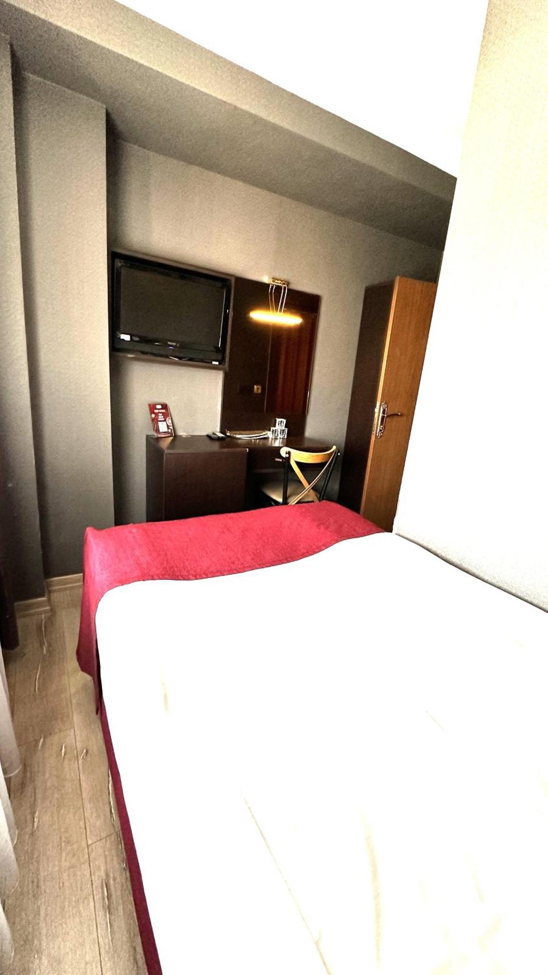 Atesde Dustu Salvara Hotel Istanbul