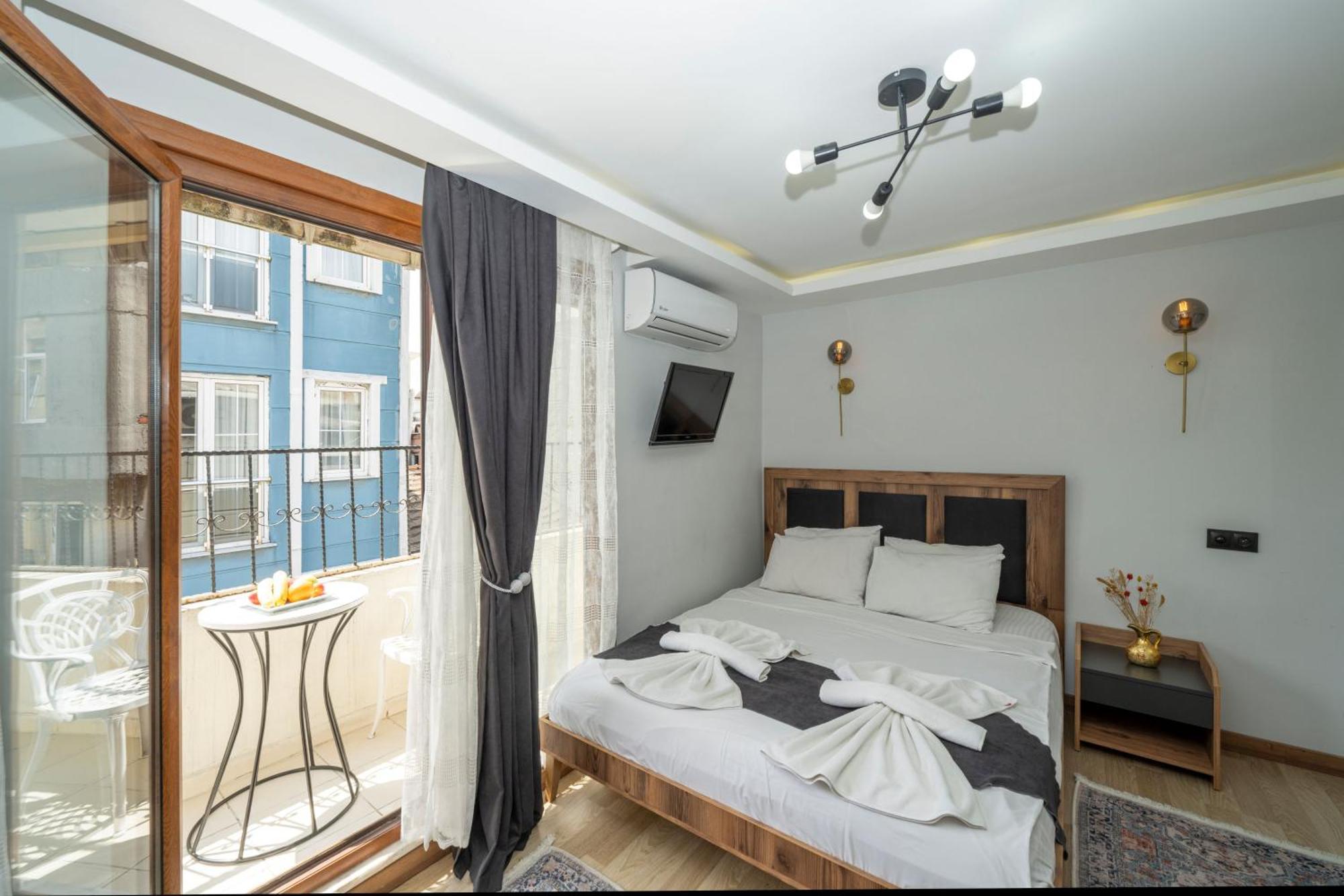 Valeria White Suites Otel