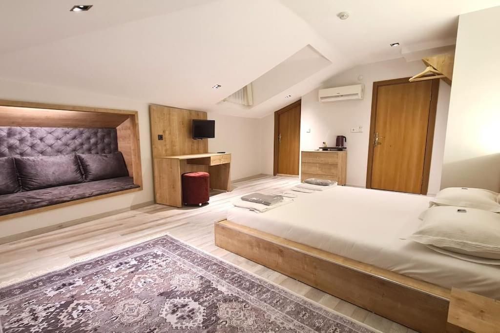 Hotel Social House Mil *