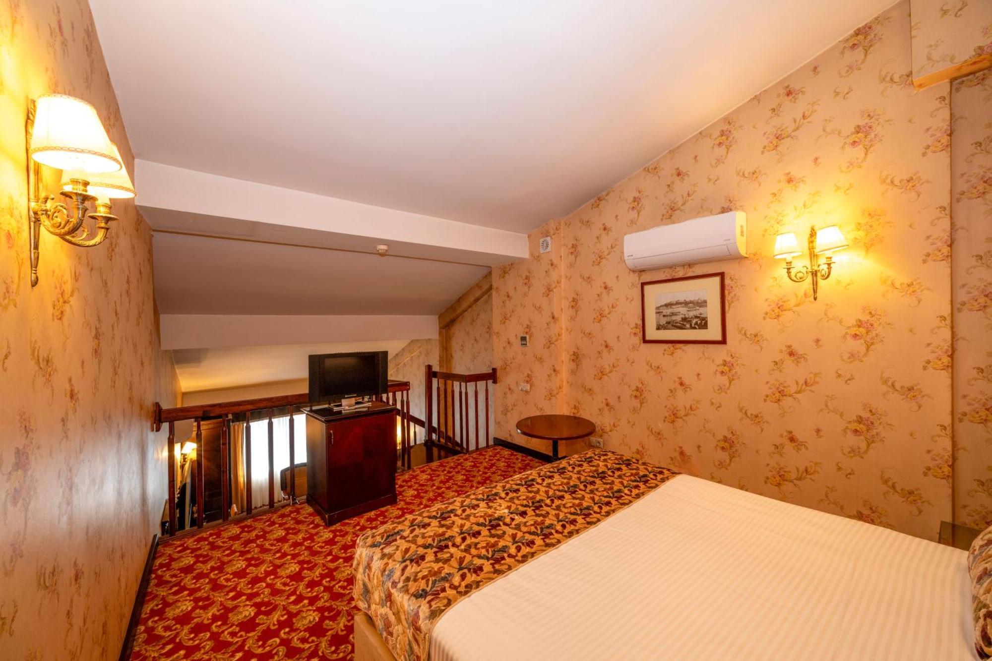 Hotel Pera Rose & 4*
