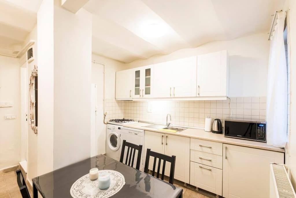 Beautiful 1 Bedroom Apt. W/ac 400 Meters Taksim Square