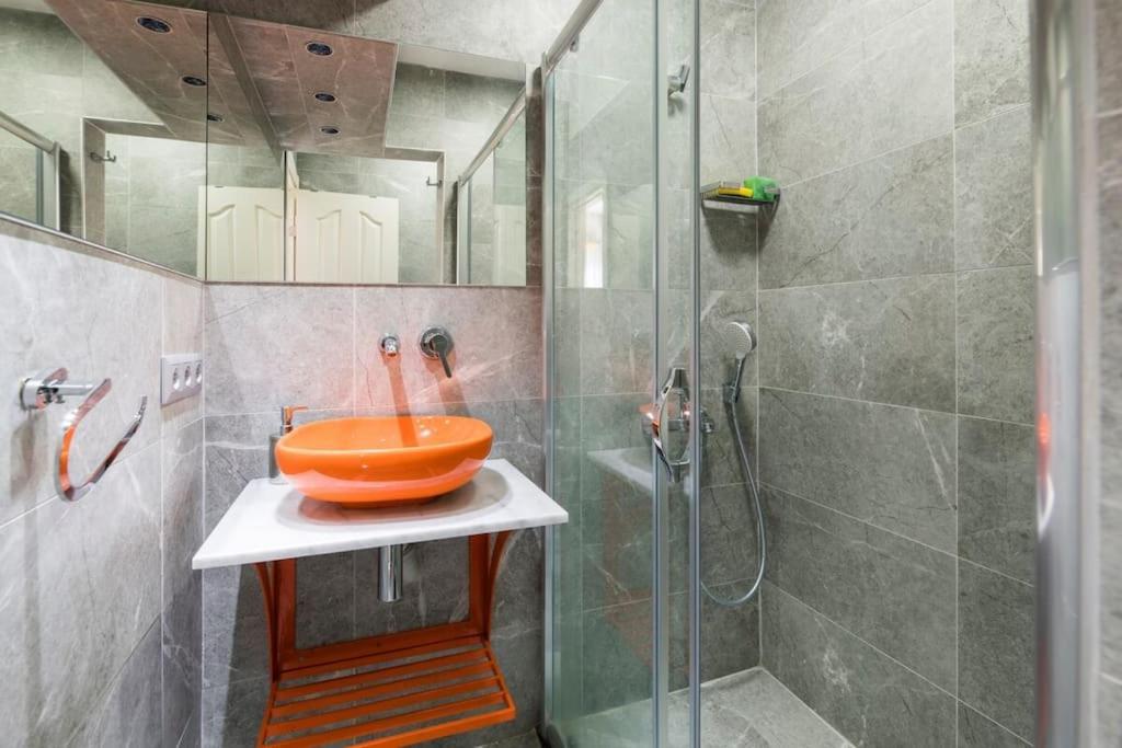 Cute 1 W Ac 300 Meters To Istiklal Street Apartment *
