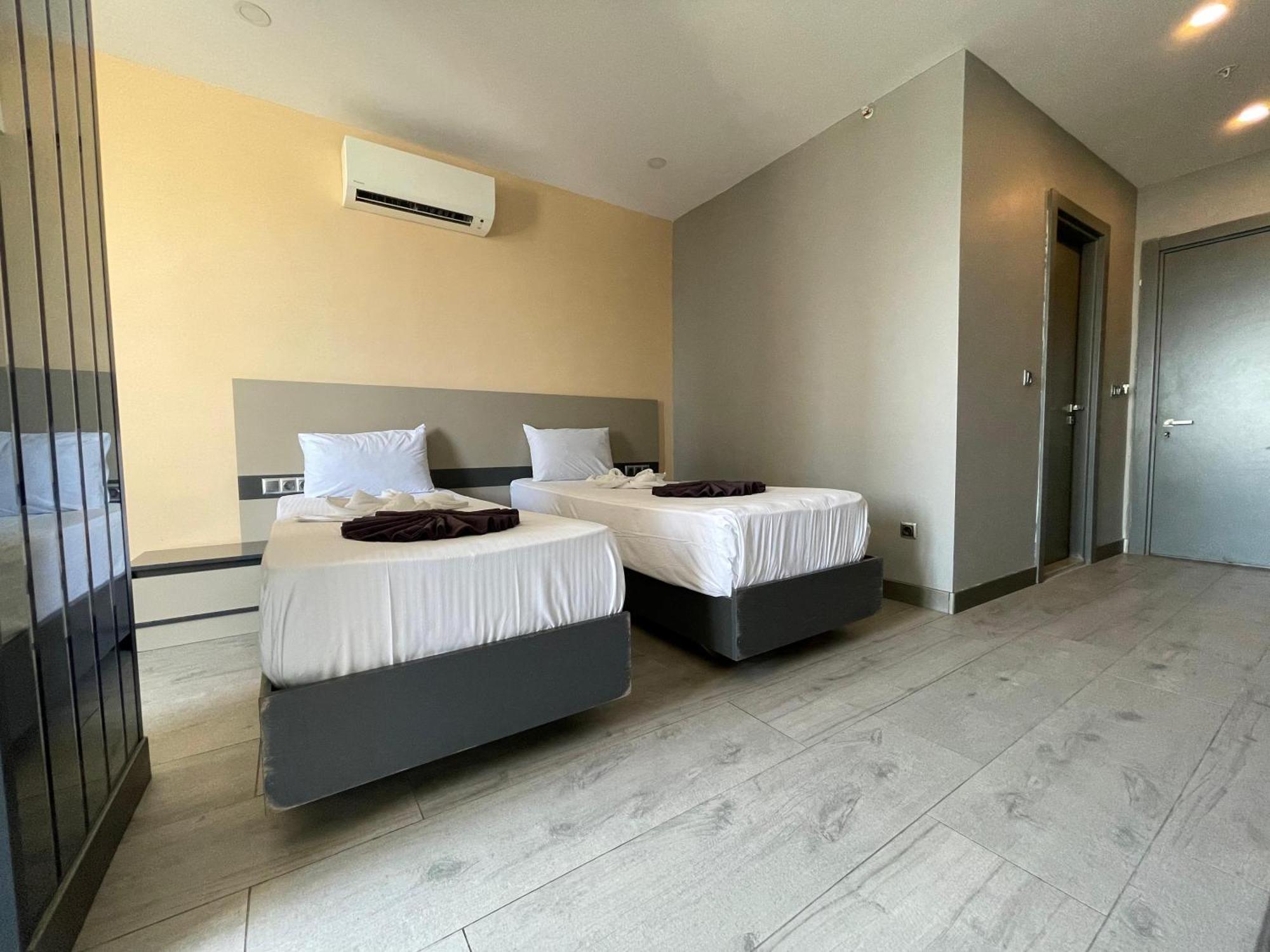 Agora Royal Hotel *
