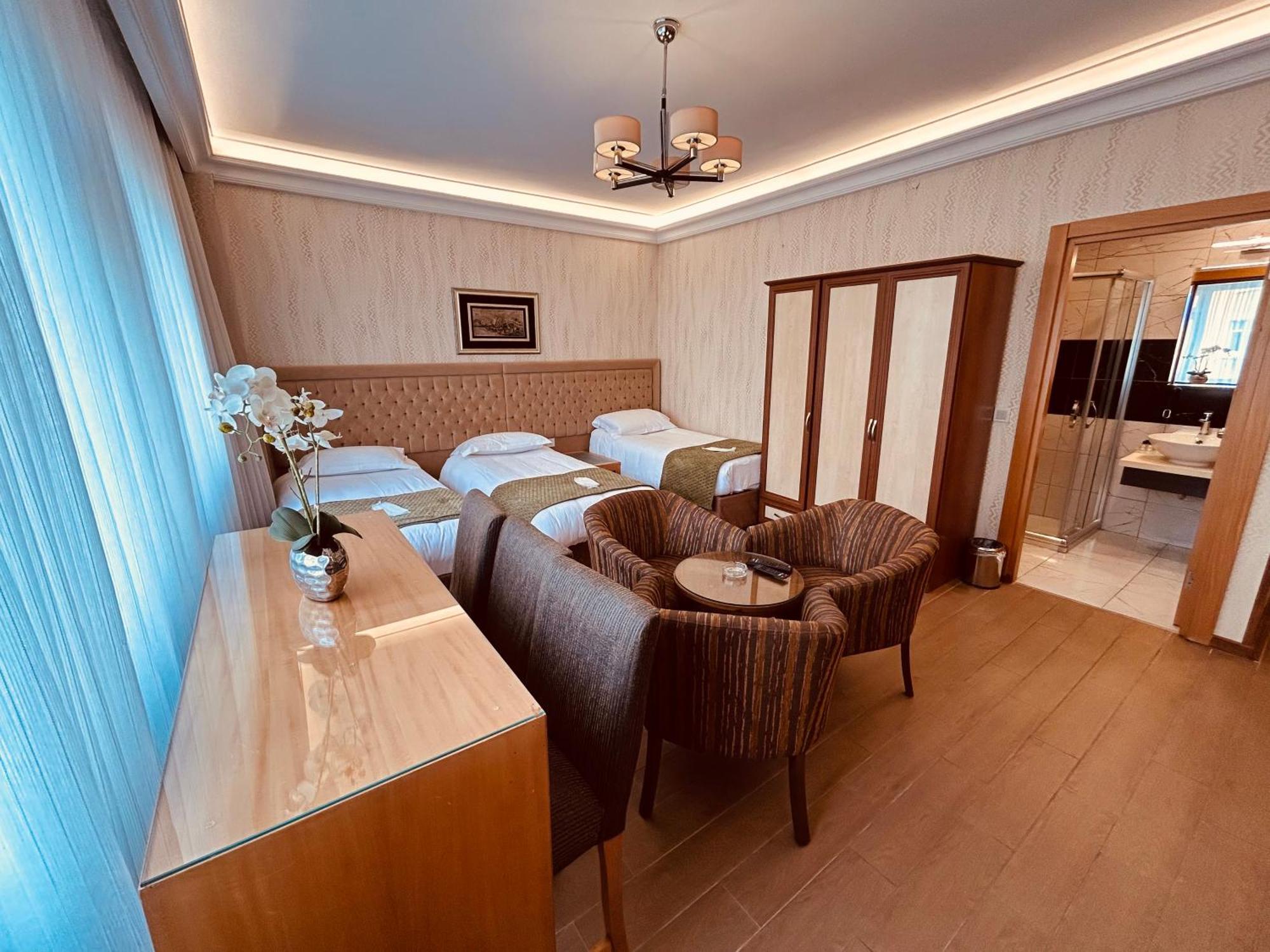 Lily Hotel