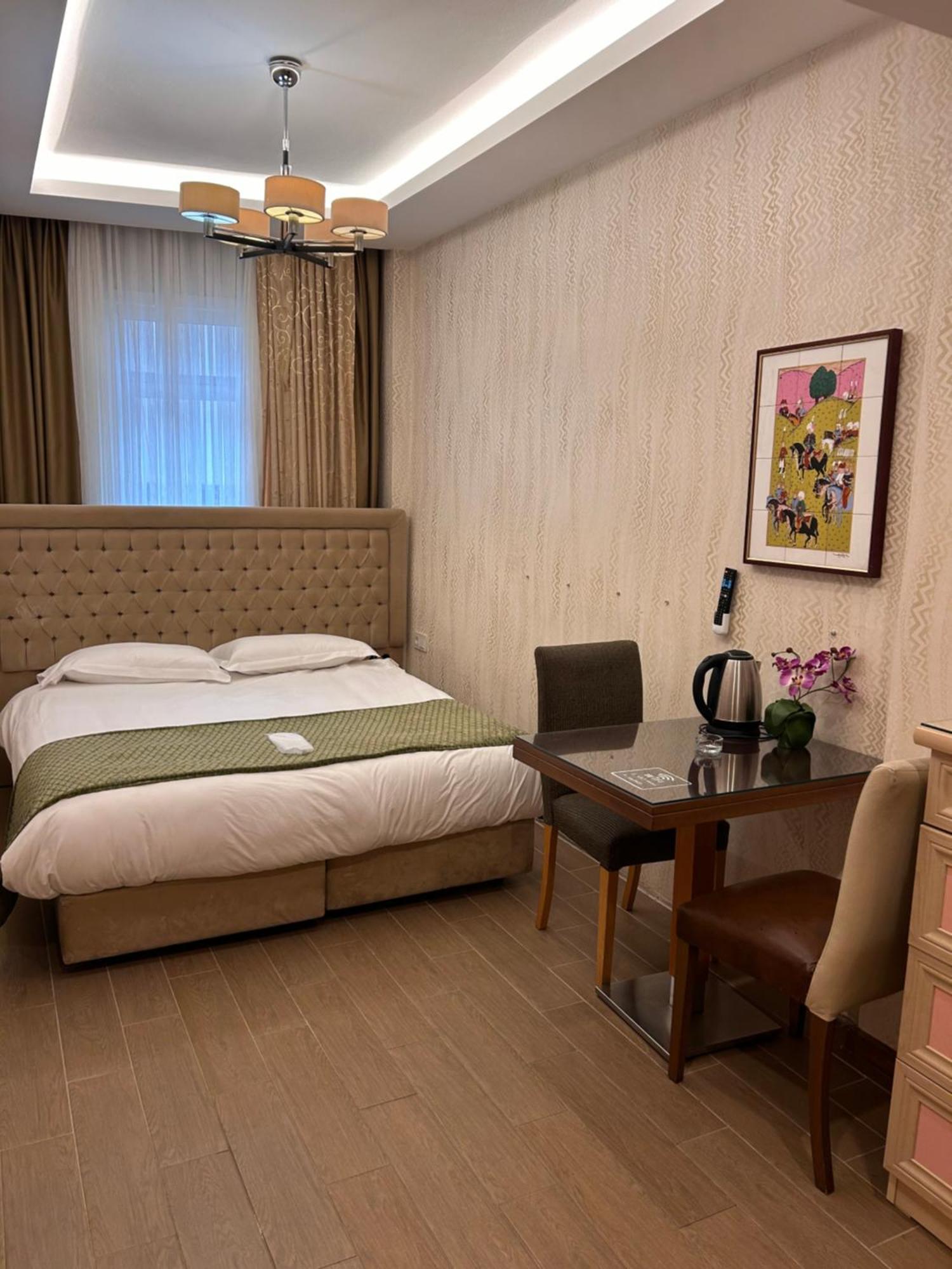 Lily Hotel *