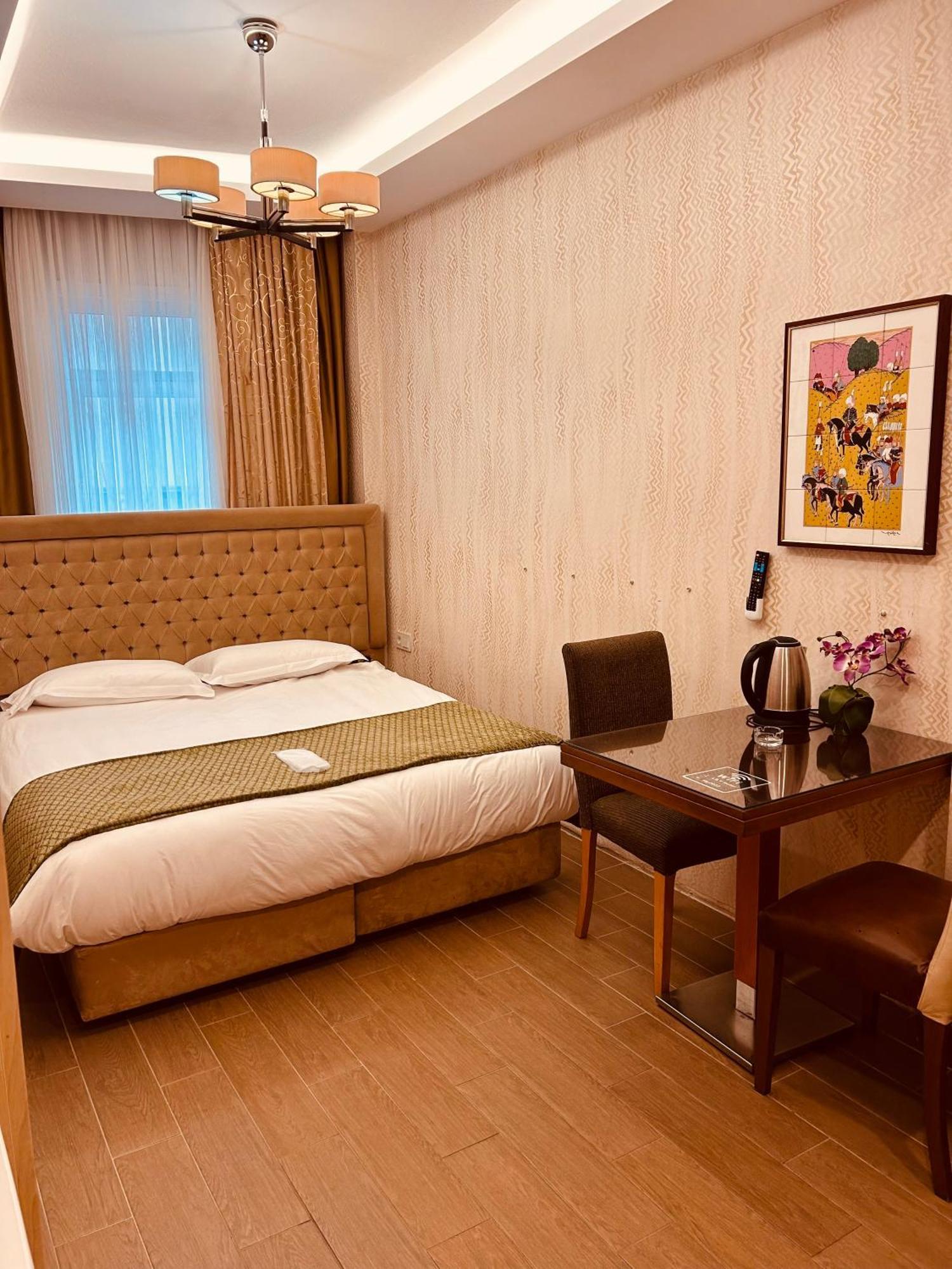Lily Hotel *