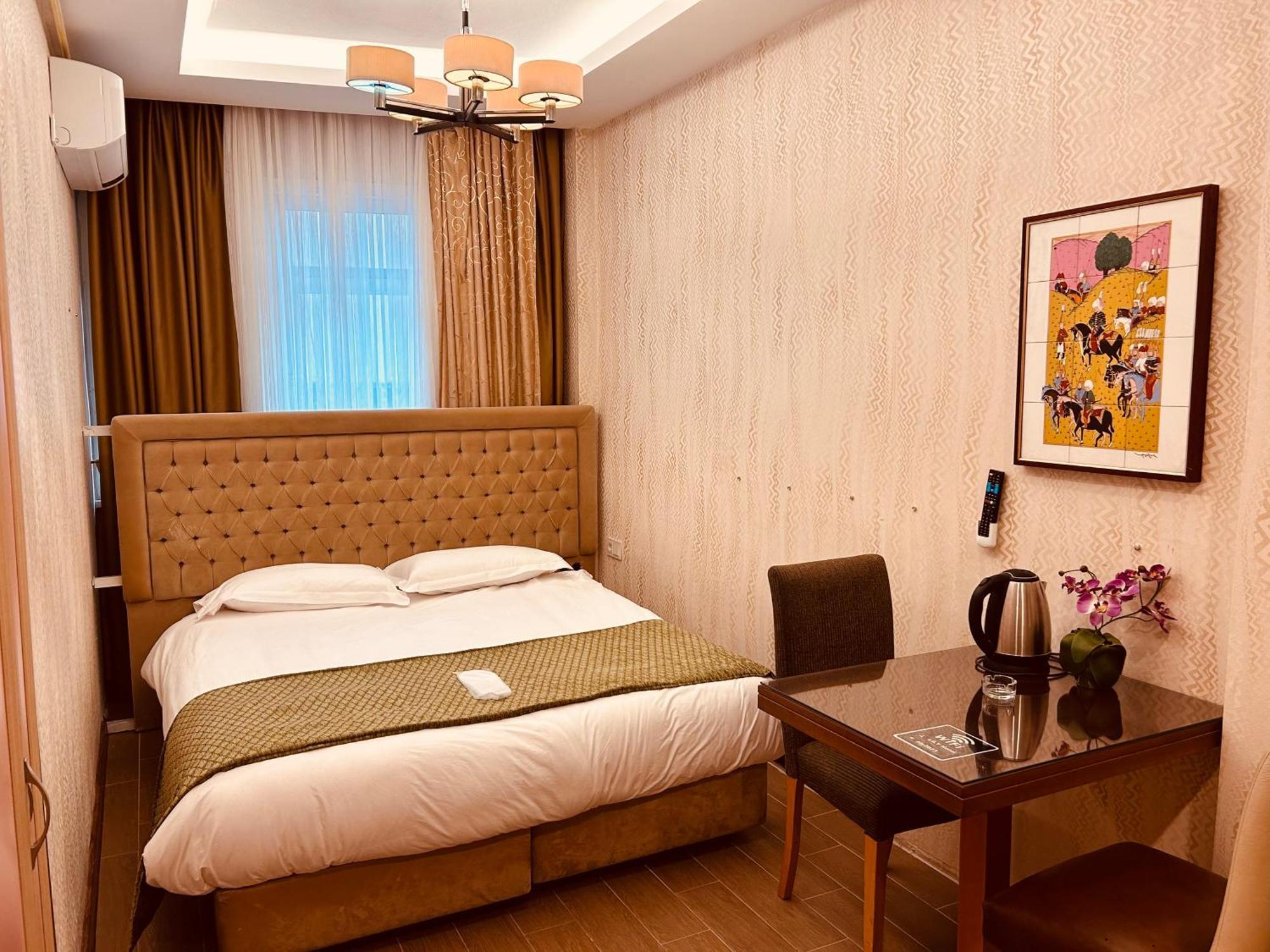 Lily Hotel