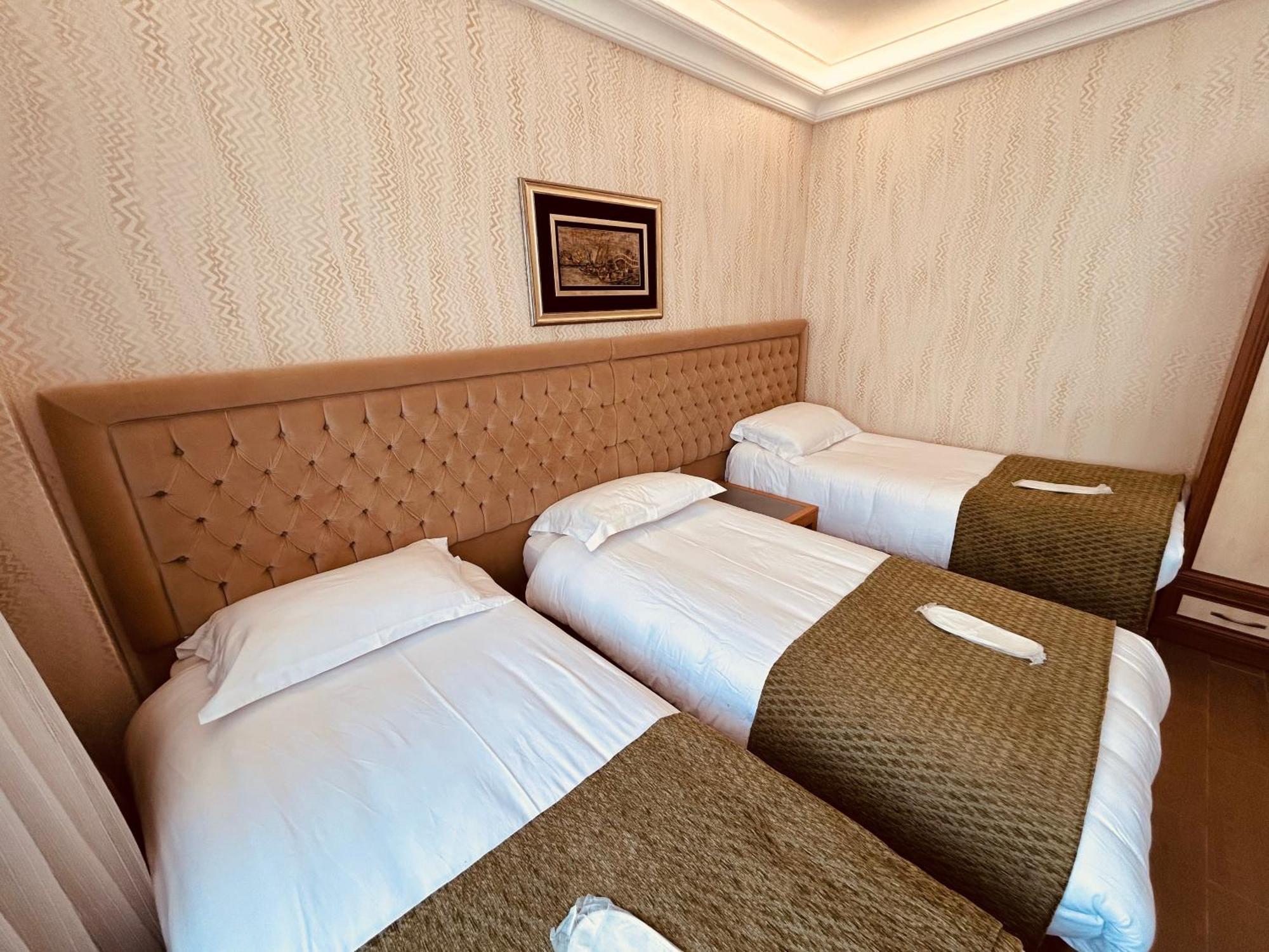 Lily Hotel