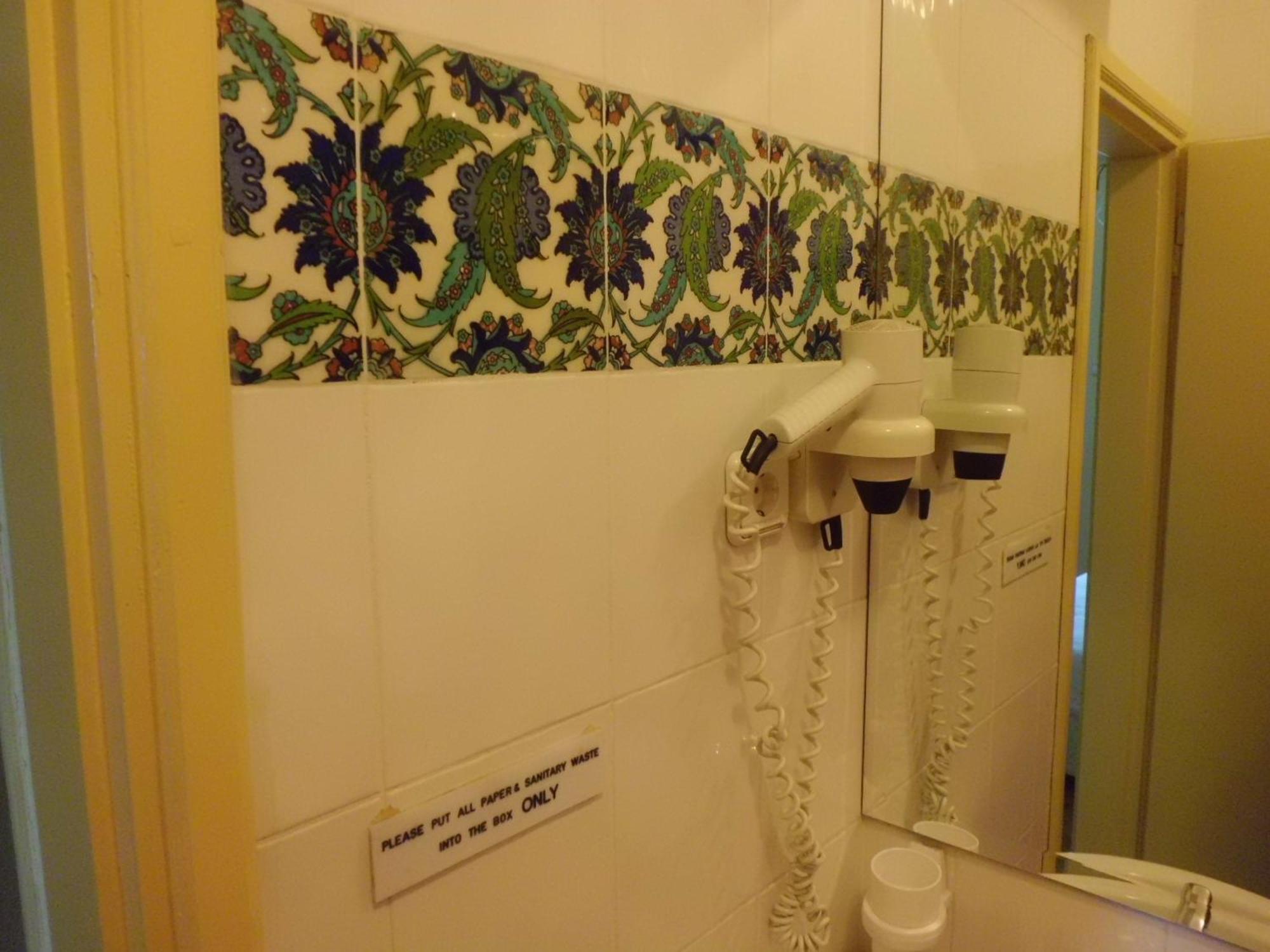 Berk - Grandma's House Hotel