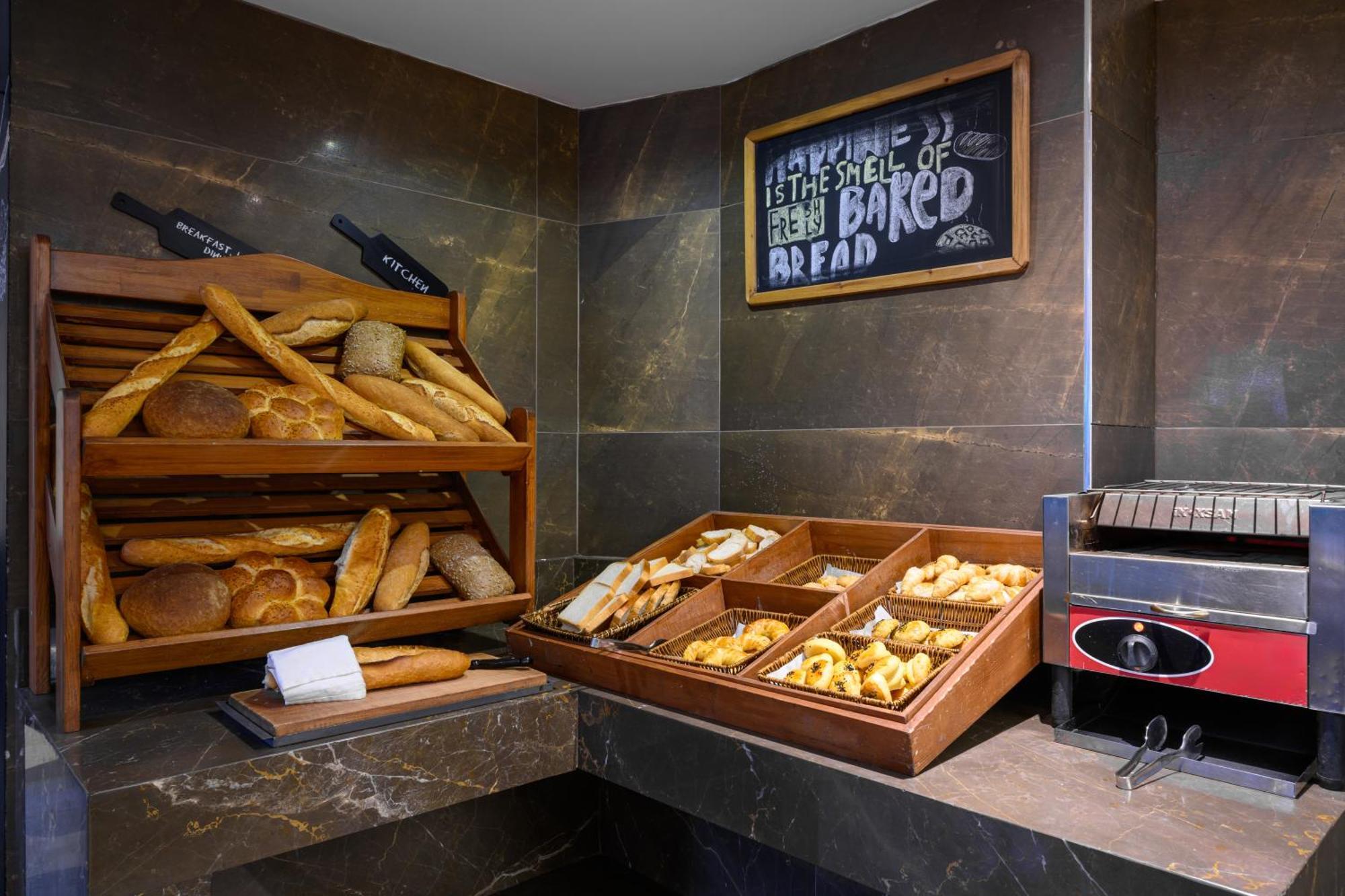 Ramada By Wyndham Grand Bazaar Hotel 4*