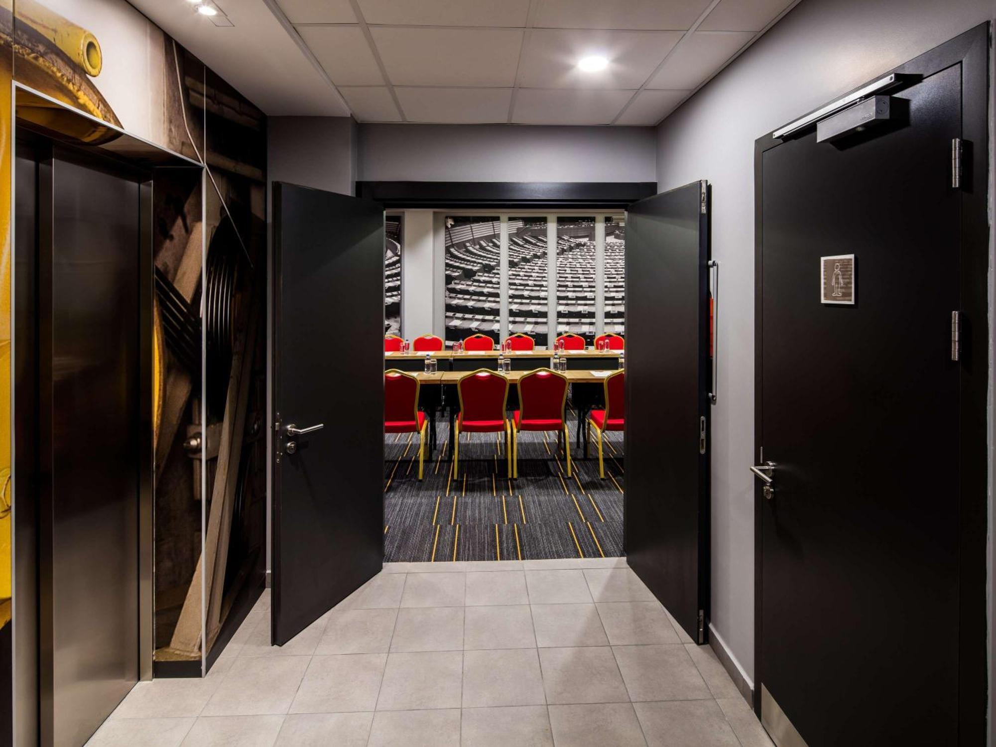 Ibis West 3*