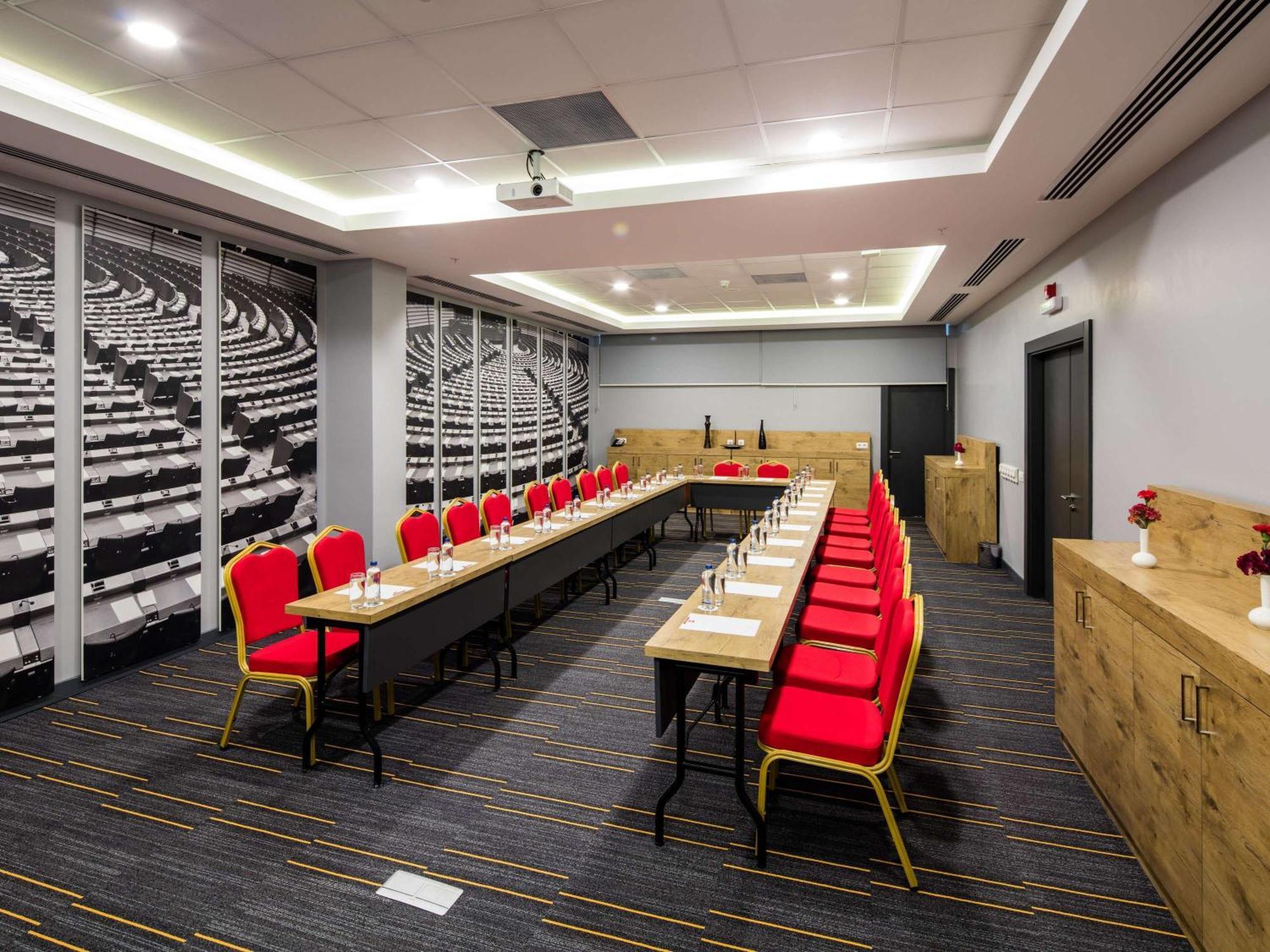 Ibis West Hotel 3*