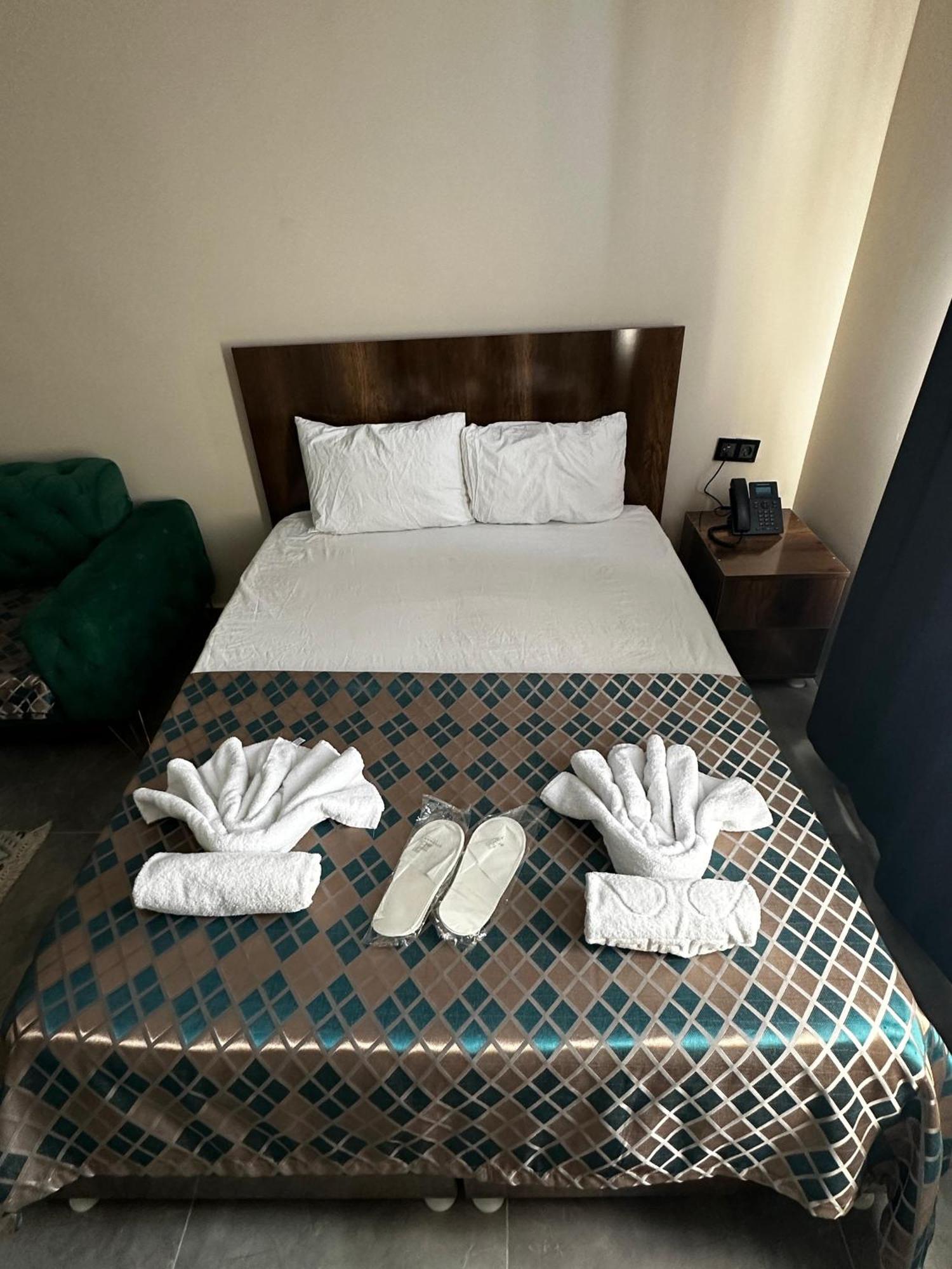 Hotel Ottoman Suit & *