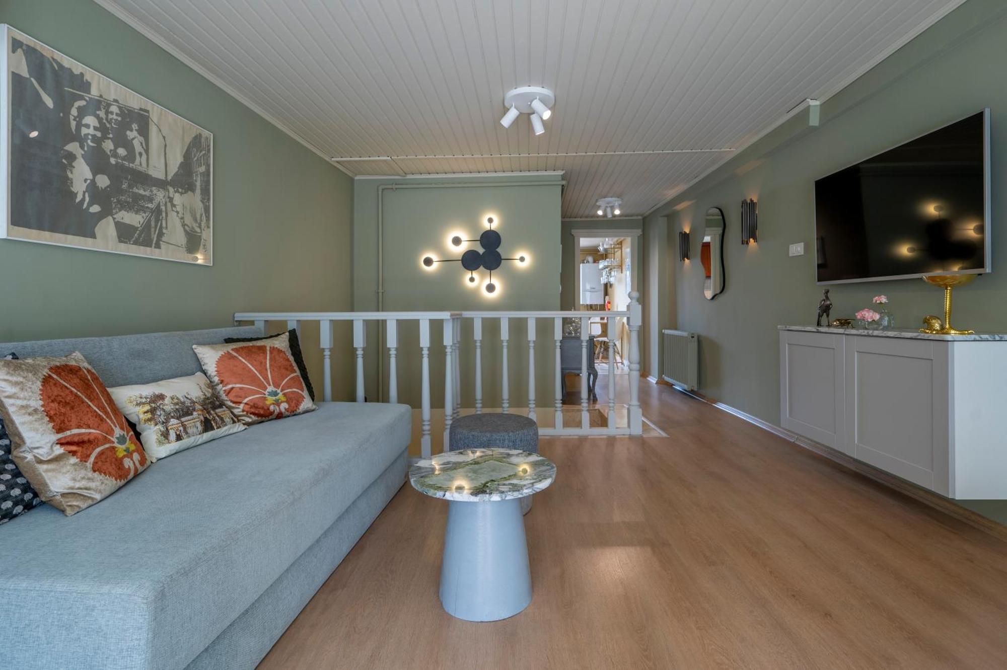 The Stylish Townhouse - Center Apartment