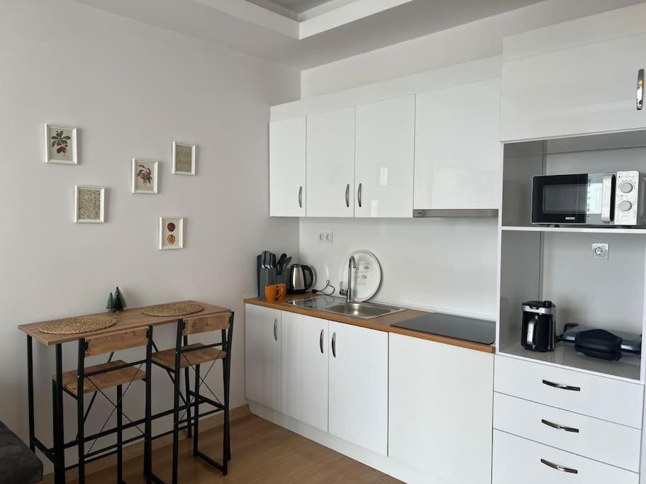 Cozy Homes 2 Well Designed Apartment *