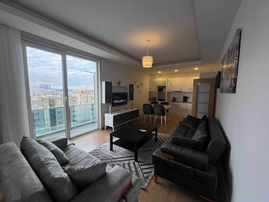 Cozy Homes - 2 & 1 Living Apartment *