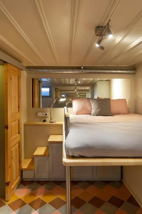 Tastefully Decorated House In Old - Rose Apartment