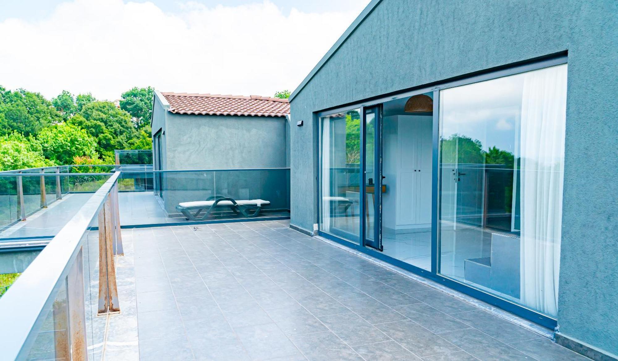 Royal Blue - Luxury Villa