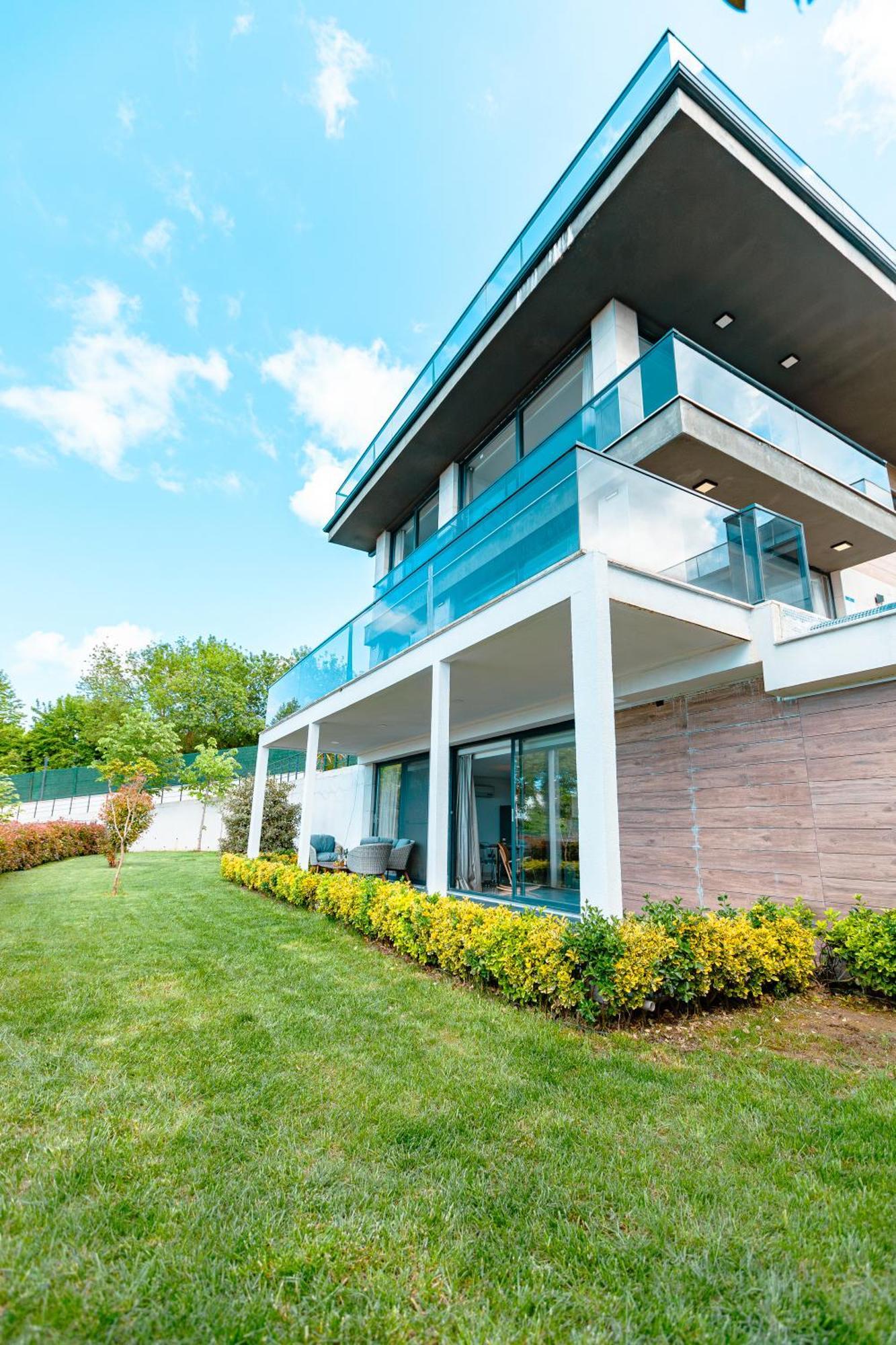 Royal Blue - Luxury Villa