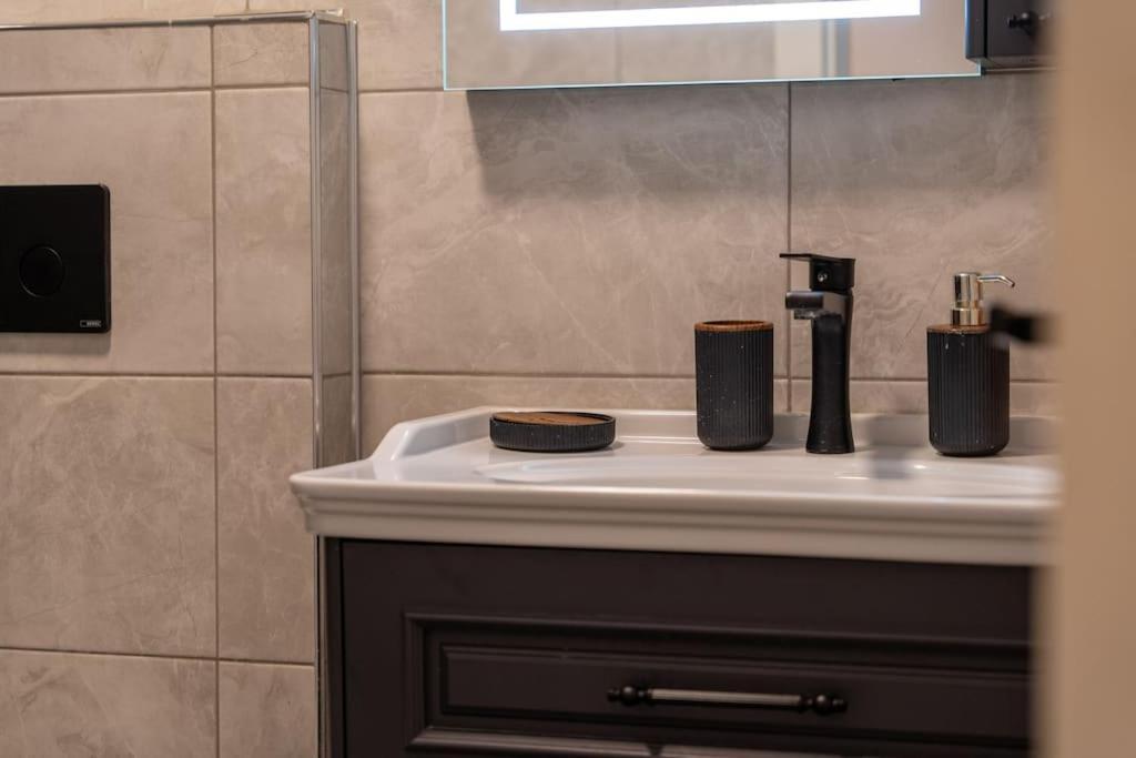 Luxury Scandinavian Design 2br Duplex Near Tomtom Apartment