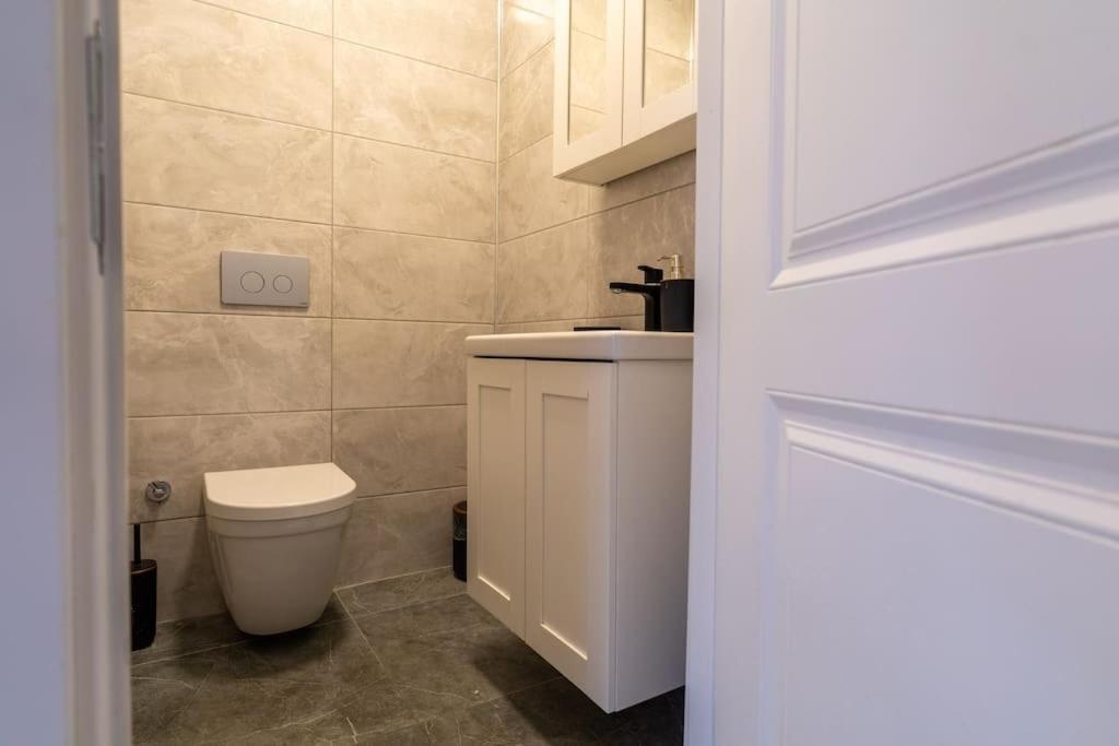 Luxury Scandinavian Design 2br Duplex Near Tomtom